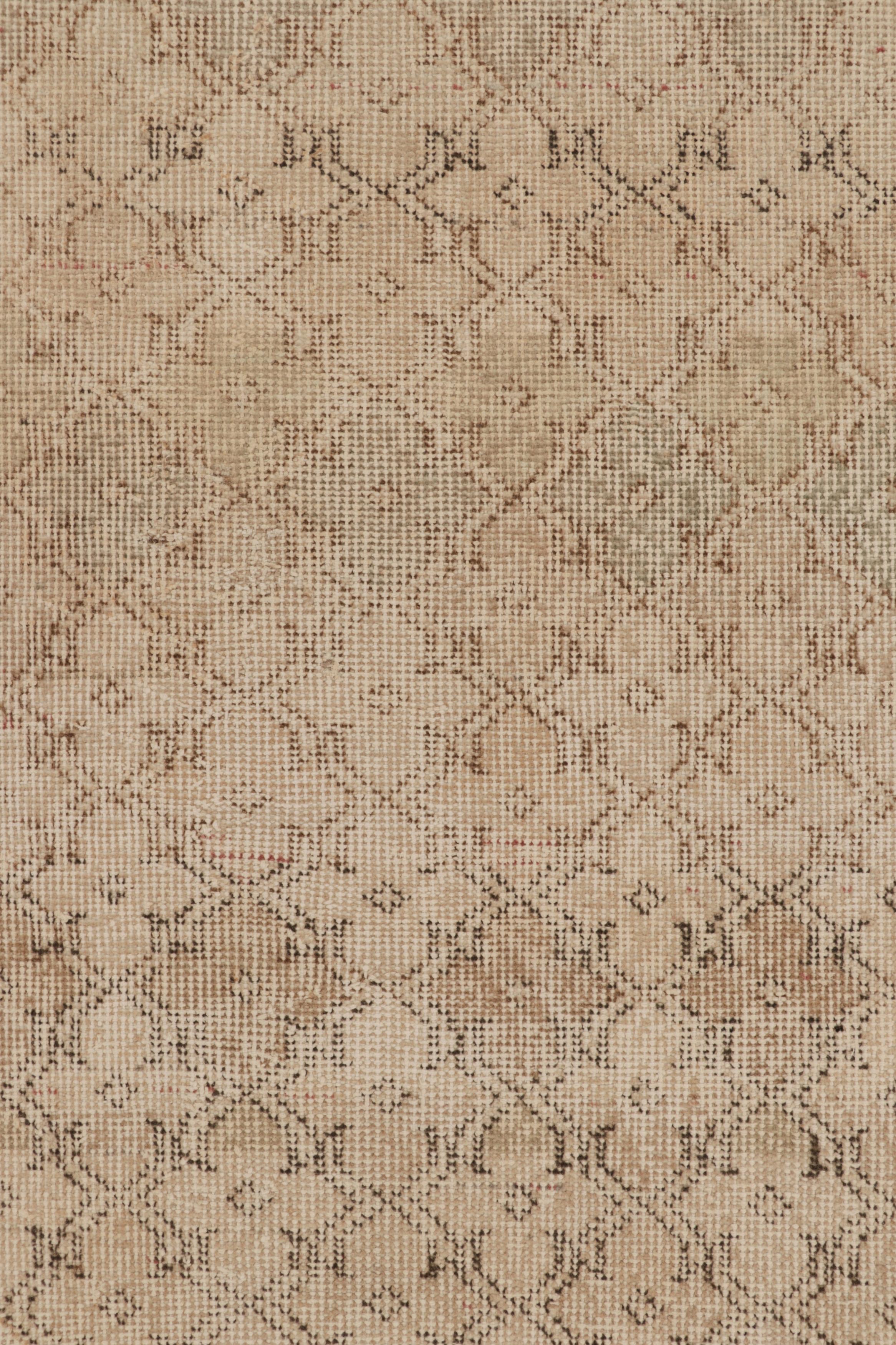 Vintage Distressed Läufer, Beige und Braun Geometrisches Muster - Rug & Kilim (Stammeskunst) im Angebot