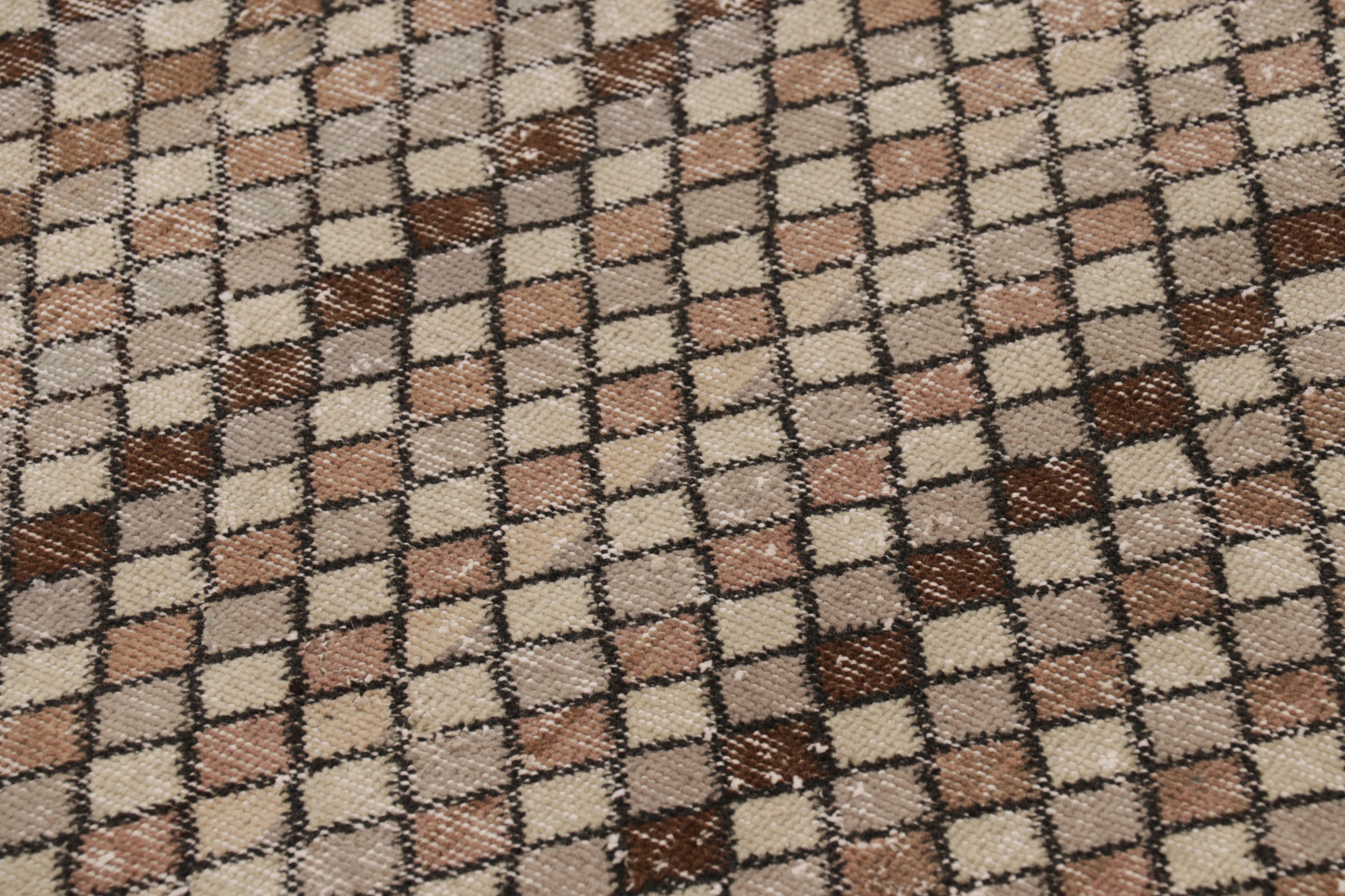 Vintage Distressed Runner Rug, Beige and Brown Geometric Pattern - Rug & Kilim (Türkisch) im Angebot