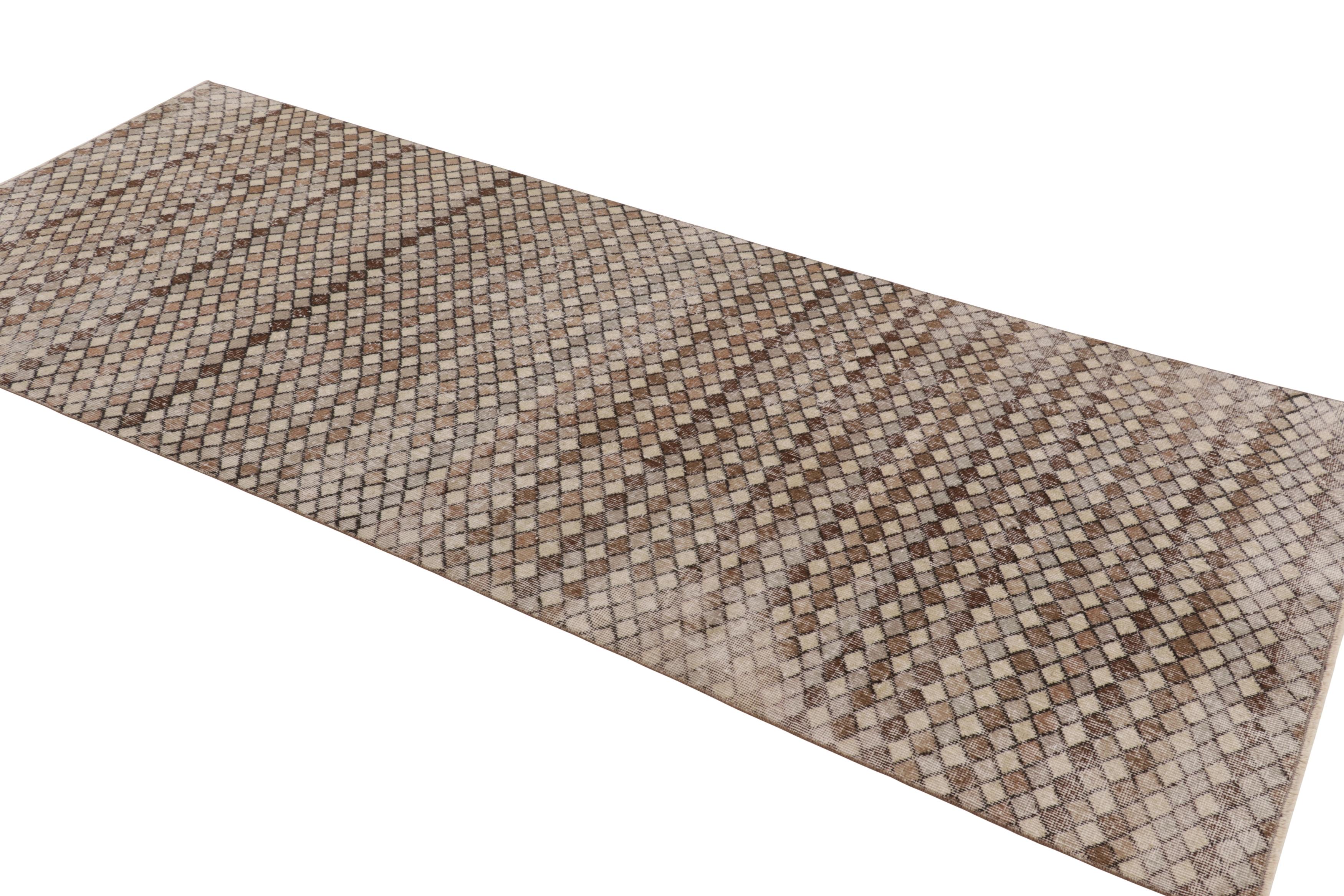 Vintage Distressed Runner Rug, Beige and Brown Geometric Pattern - Rug & Kilim (Handgeknüpft) im Angebot