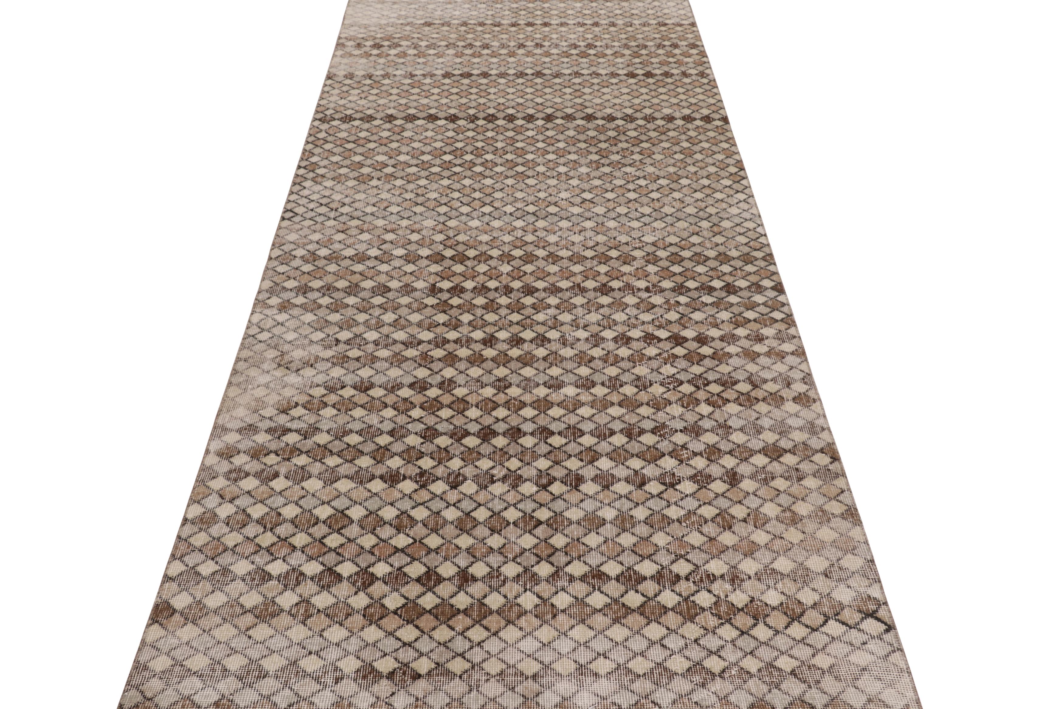 Vintage Distressed Runner Rug, Beige and Brown Geometric Pattern - Rug & Kilim im Zustand „Gut“ im Angebot in Long Island City, NY