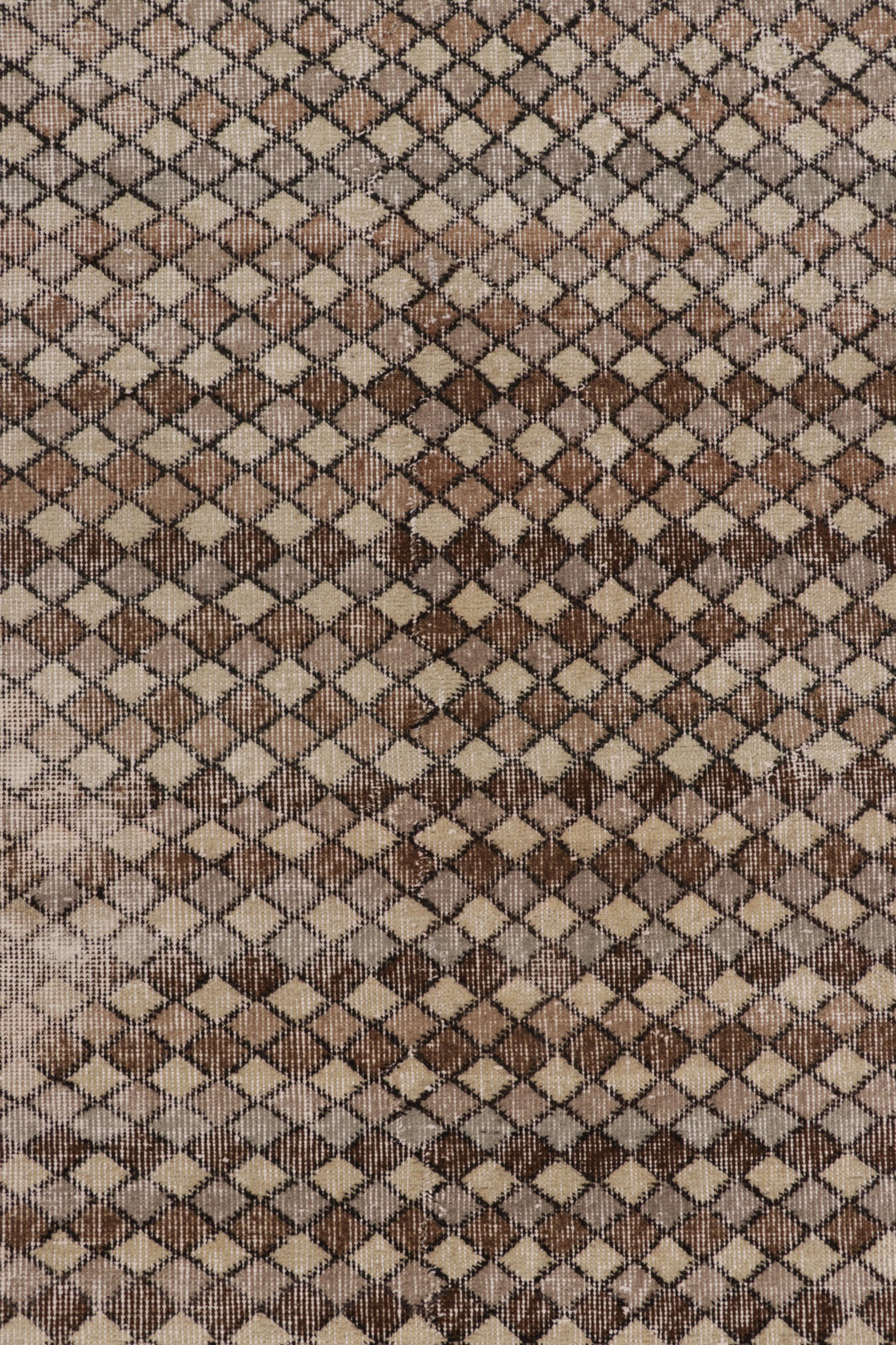 Vintage Distressed Runner Rug, Beige and Brown Geometric Pattern - Rug & Kilim (Mitte des 20. Jahrhunderts) im Angebot