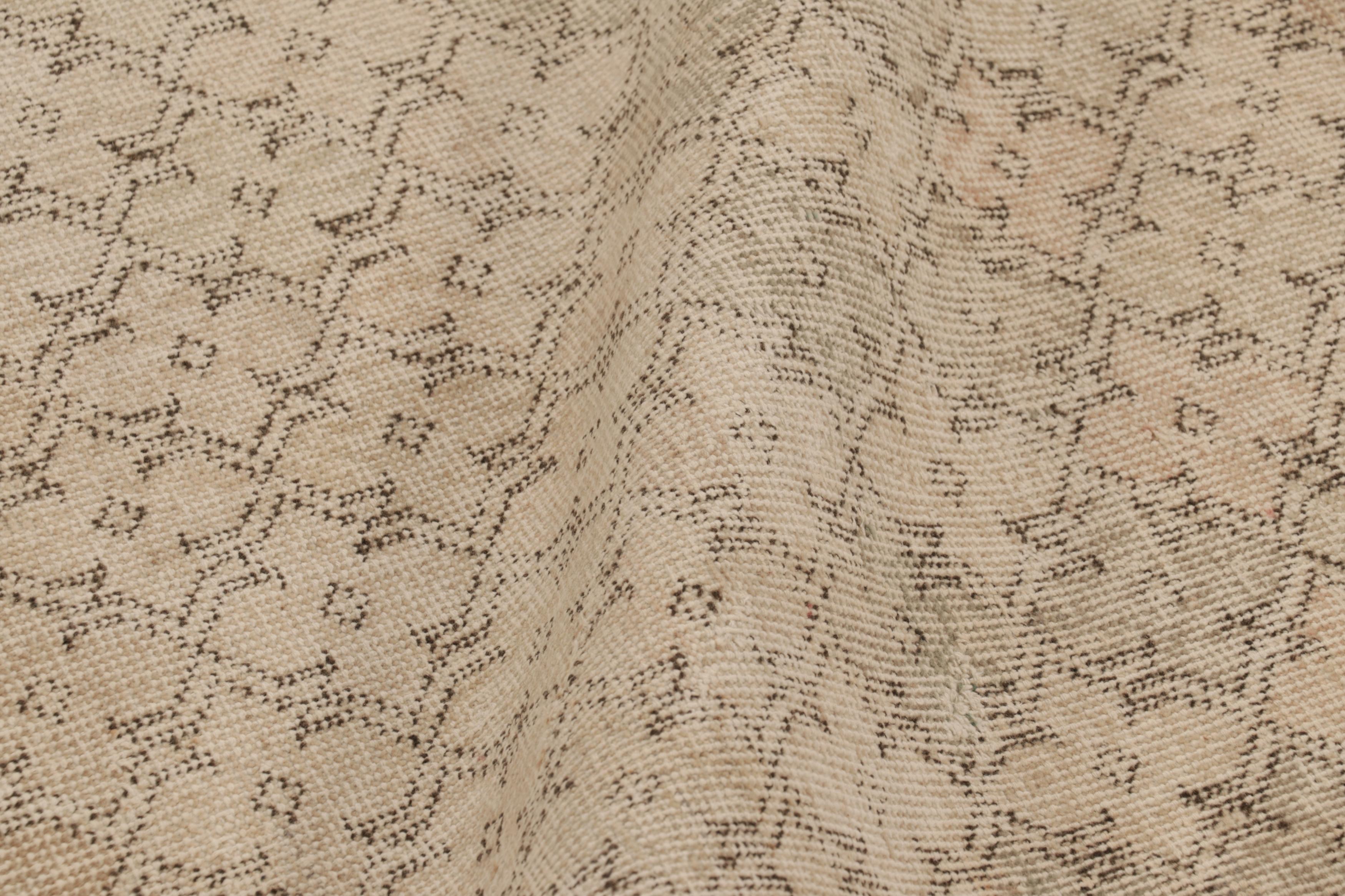 Vintage Distressed Läufer, Beige und Braun Geometrisches Muster - Rug & Kilim (Mitte des 20. Jahrhunderts) im Angebot