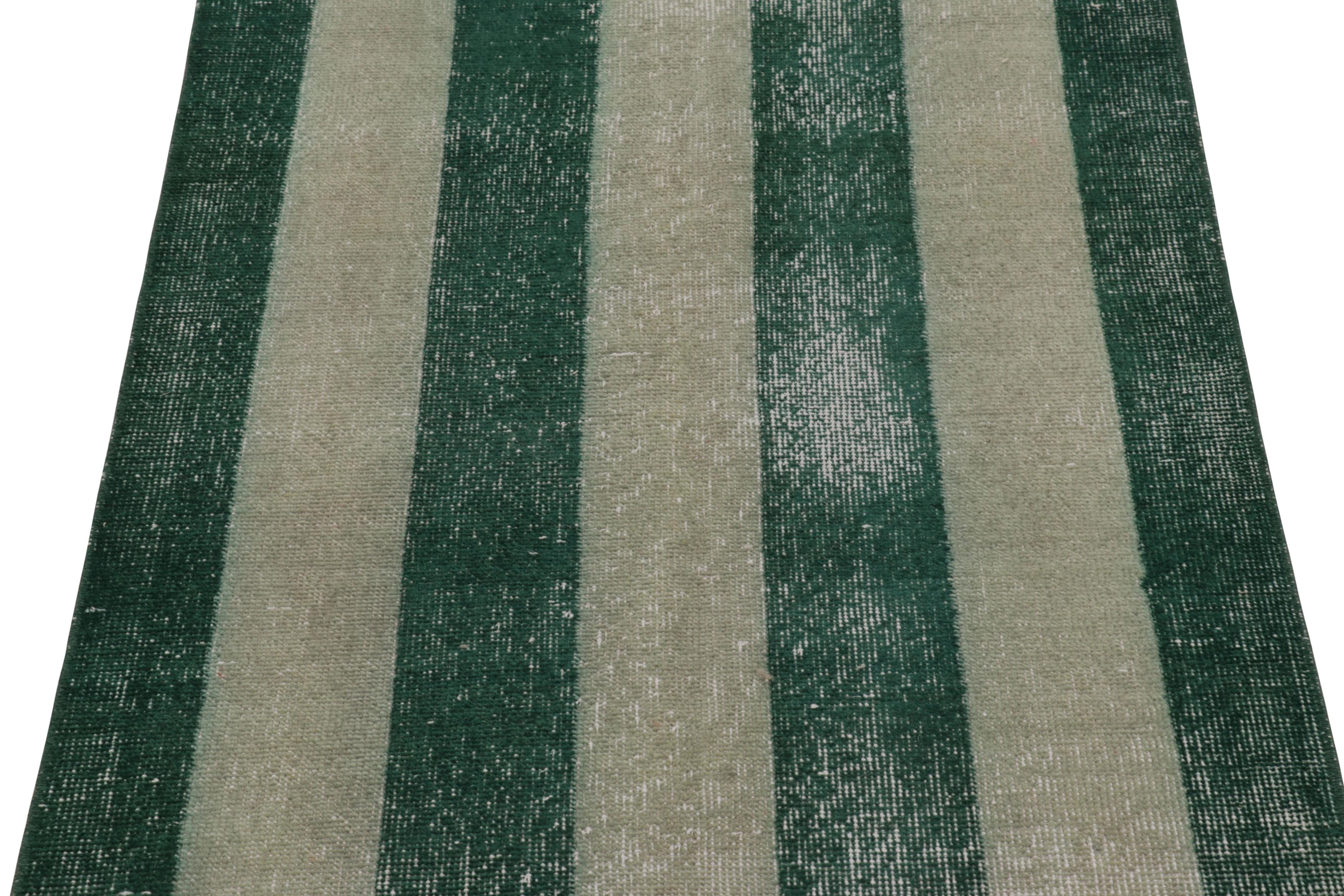 Dieser Vintage-Läufer ist ein 3x12 türkischen notleidenden Stück, mit handgeknüpfter Wolle circa Mitte des 20. Jahrhunderts gemacht. Er ist ein aufregender Neuzugang in unserer Kollektion von türkischen Läufern in Notlage.

Über das