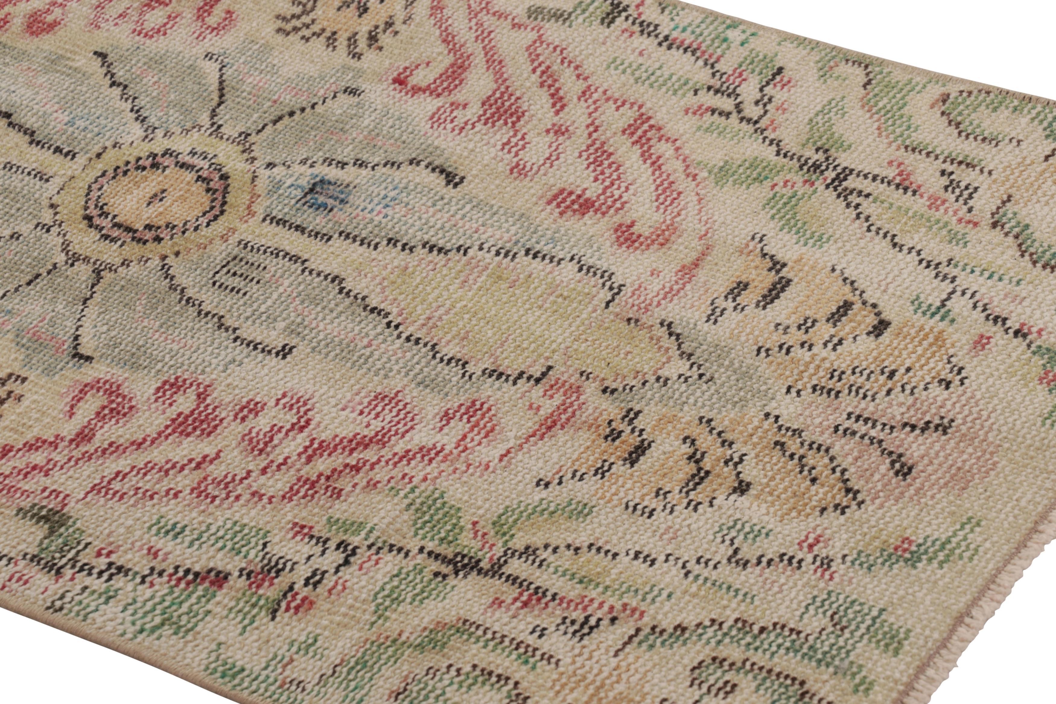 Dieser Vintage-Läufer ist ein 2x10 türkischen notleidenden Stück, mit handgeknüpfter Wolle circa Mitte des 20. Jahrhunderts gemacht. Er ist ein aufregender Neuzugang in unserer Kollektion von türkischen Läufern in Notlage.

Über das