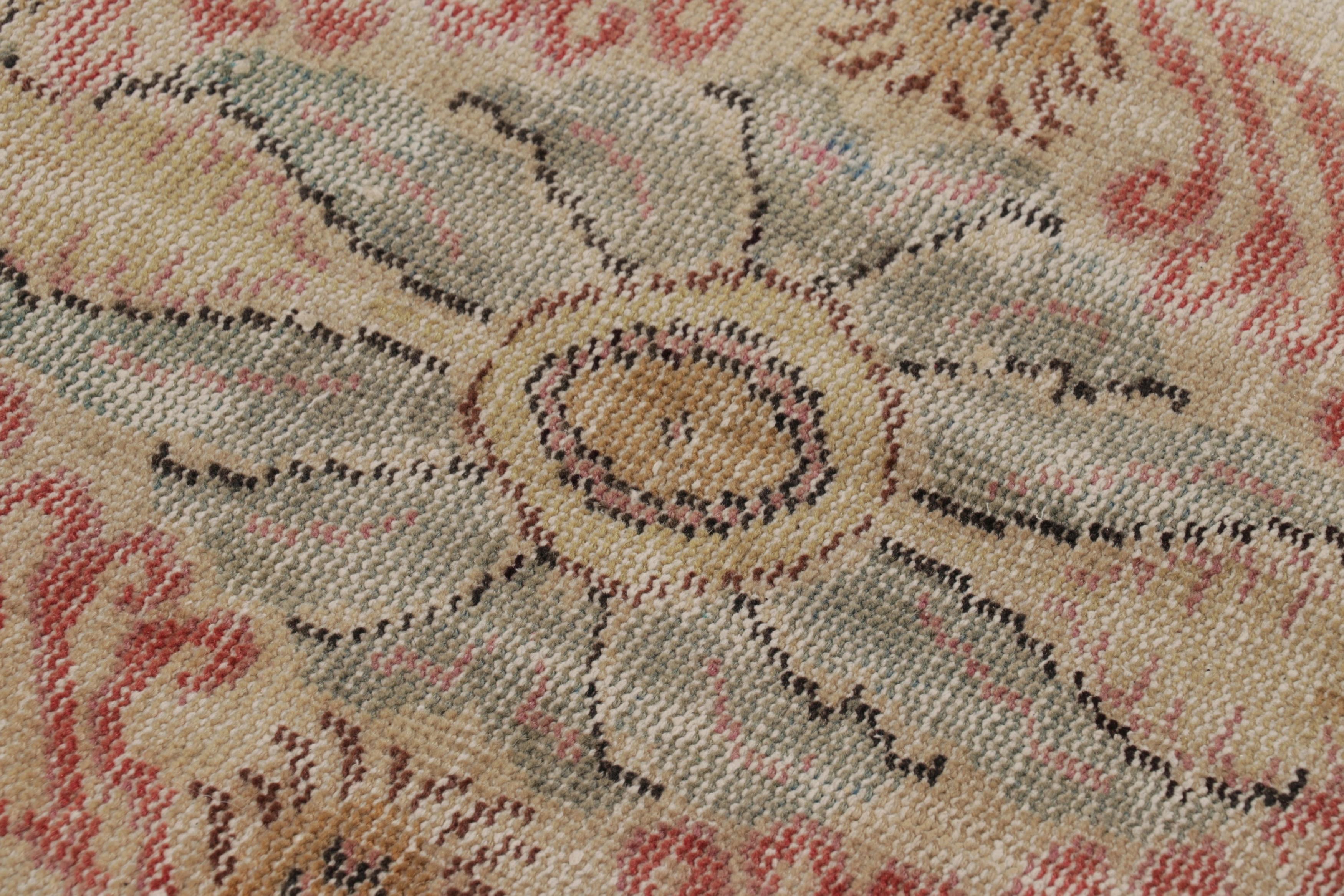 Vintage Distressed Läufer, Beige und Rosa Medaillon-Muster - Rug & Kilim (Mittleres 19. Jahrhundert) im Angebot