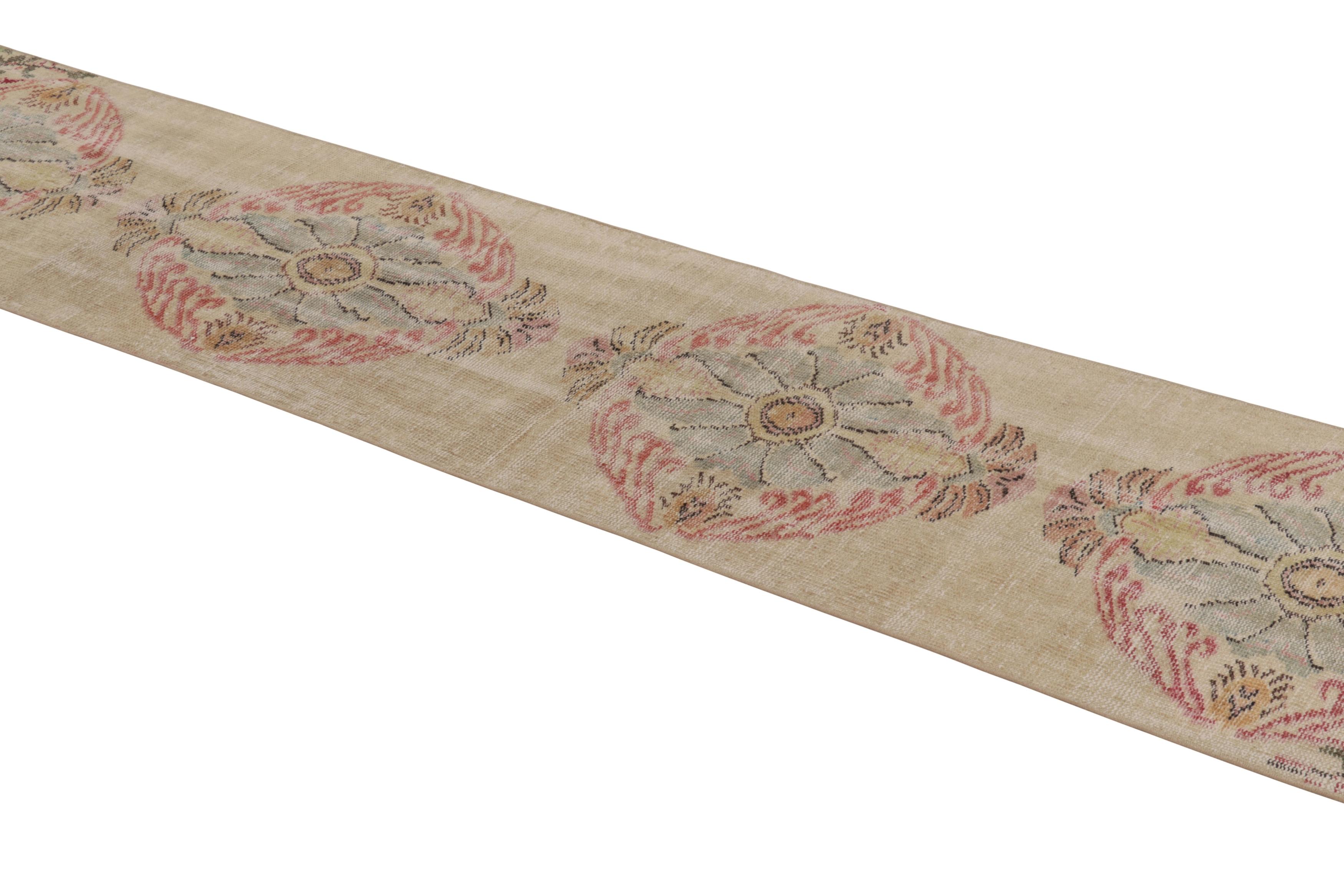 Vintage Distressed Läufer, Beige und Rosa Medaillon-Muster - Rug & Kilim im Angebot 1
