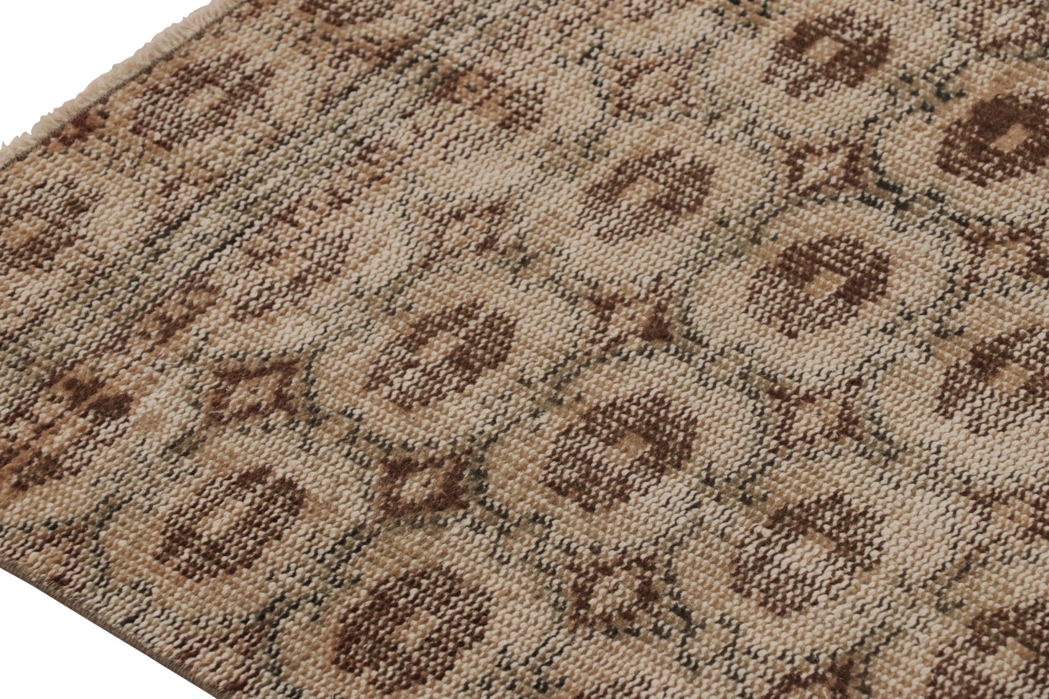 Vintage Distressed Runner Rug, Beige-Brown Allover Geometric Motif – Rug & Kilim (Türkisch) im Angebot