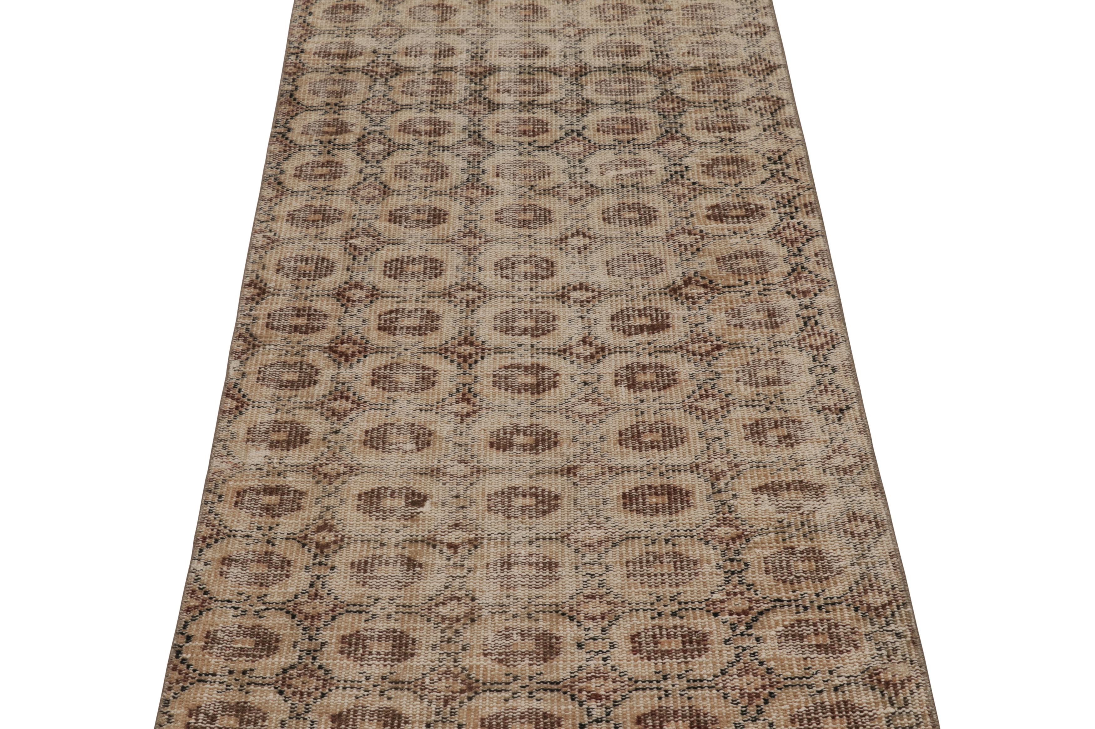 Vintage Distressed Runner Rug, Beige-Brown Allover Geometric Motif – Rug & Kilim (Handgeknüpft) im Angebot