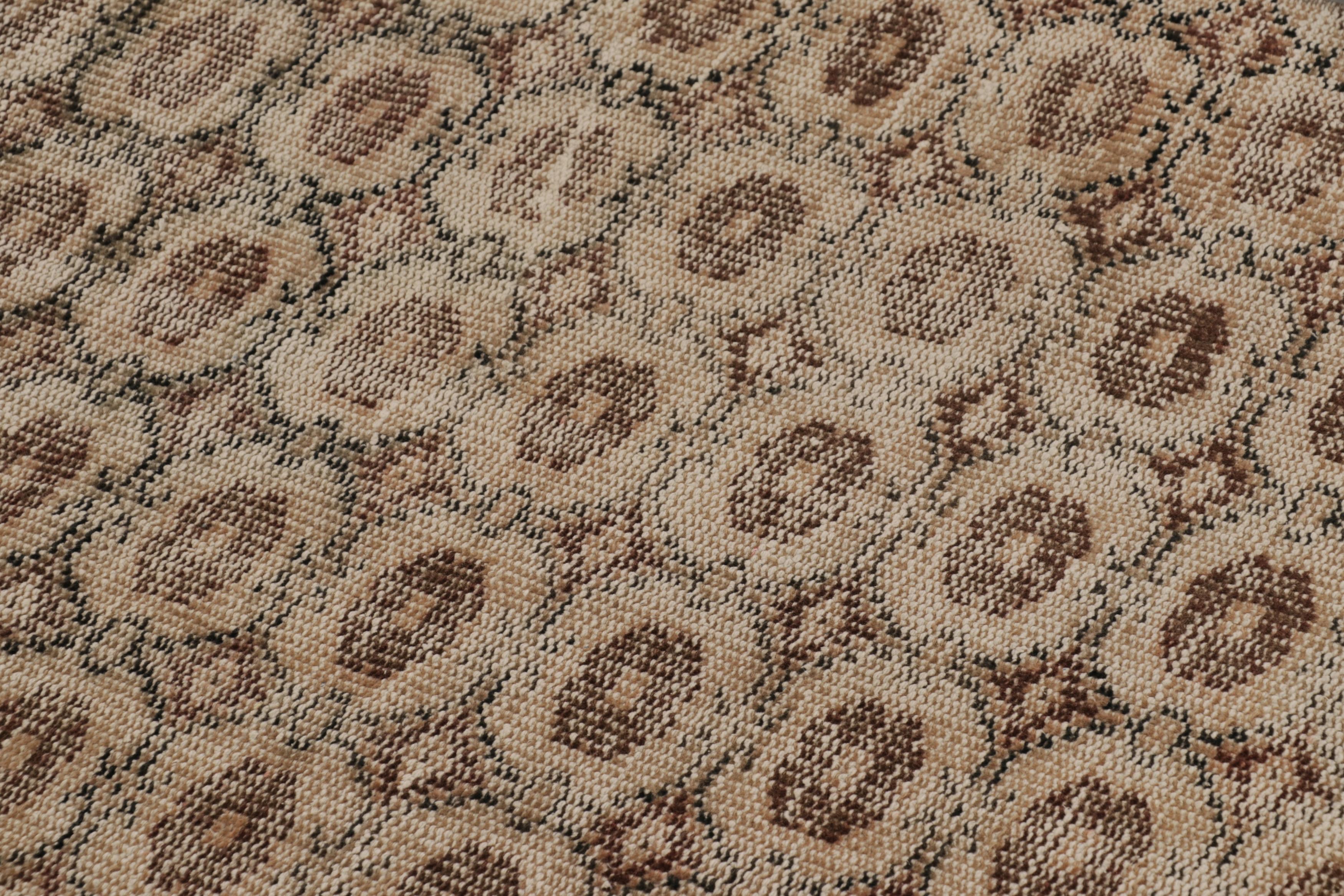 Vintage Distressed Runner Rug, Beige-Brown Allover Geometric Motif – Rug & Kilim im Zustand „Gut“ im Angebot in Long Island City, NY