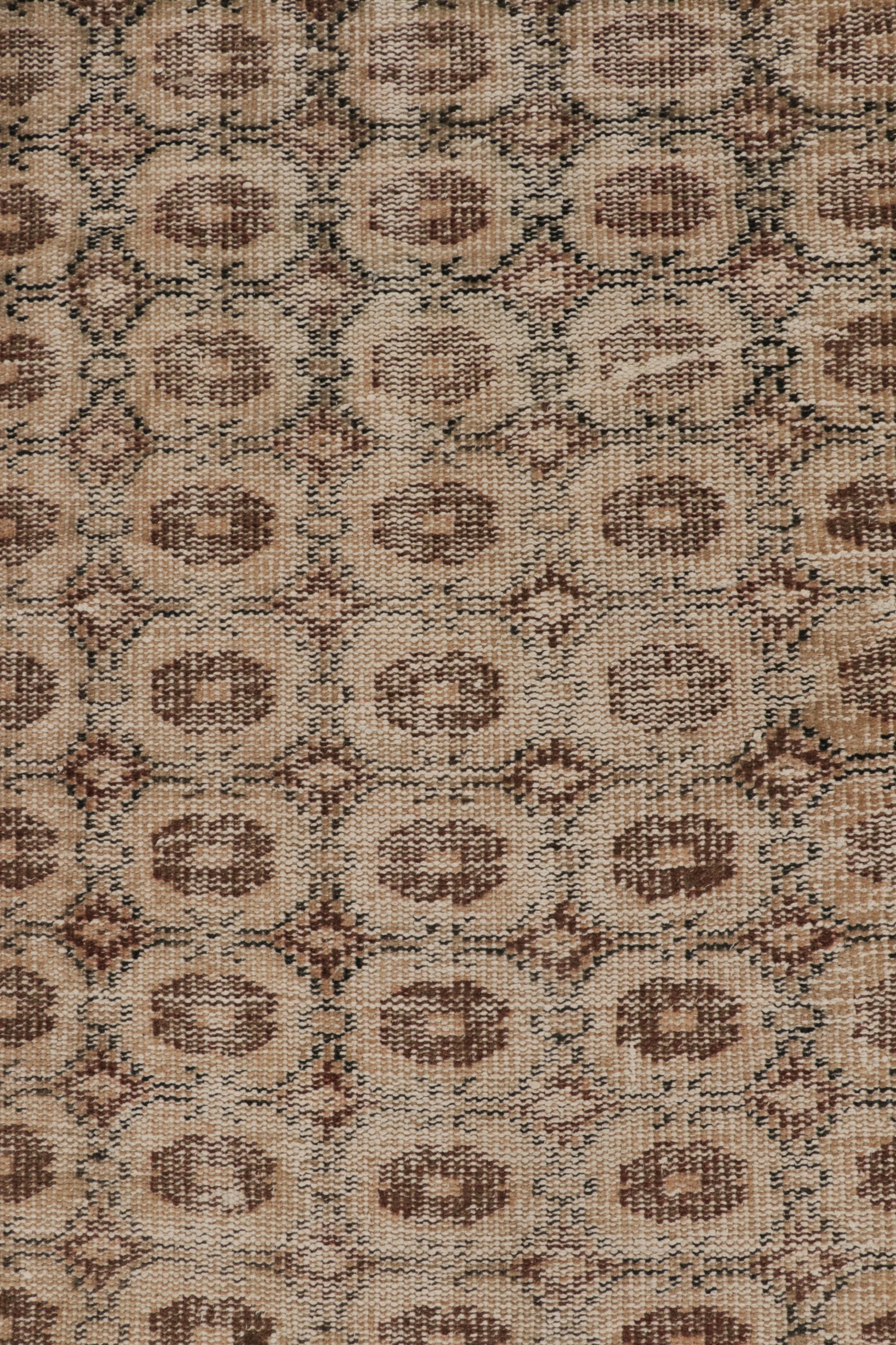 Vintage Distressed Runner Rug, Beige-Brown Allover Geometric Motif – Rug & Kilim (Mitte des 20. Jahrhunderts) im Angebot