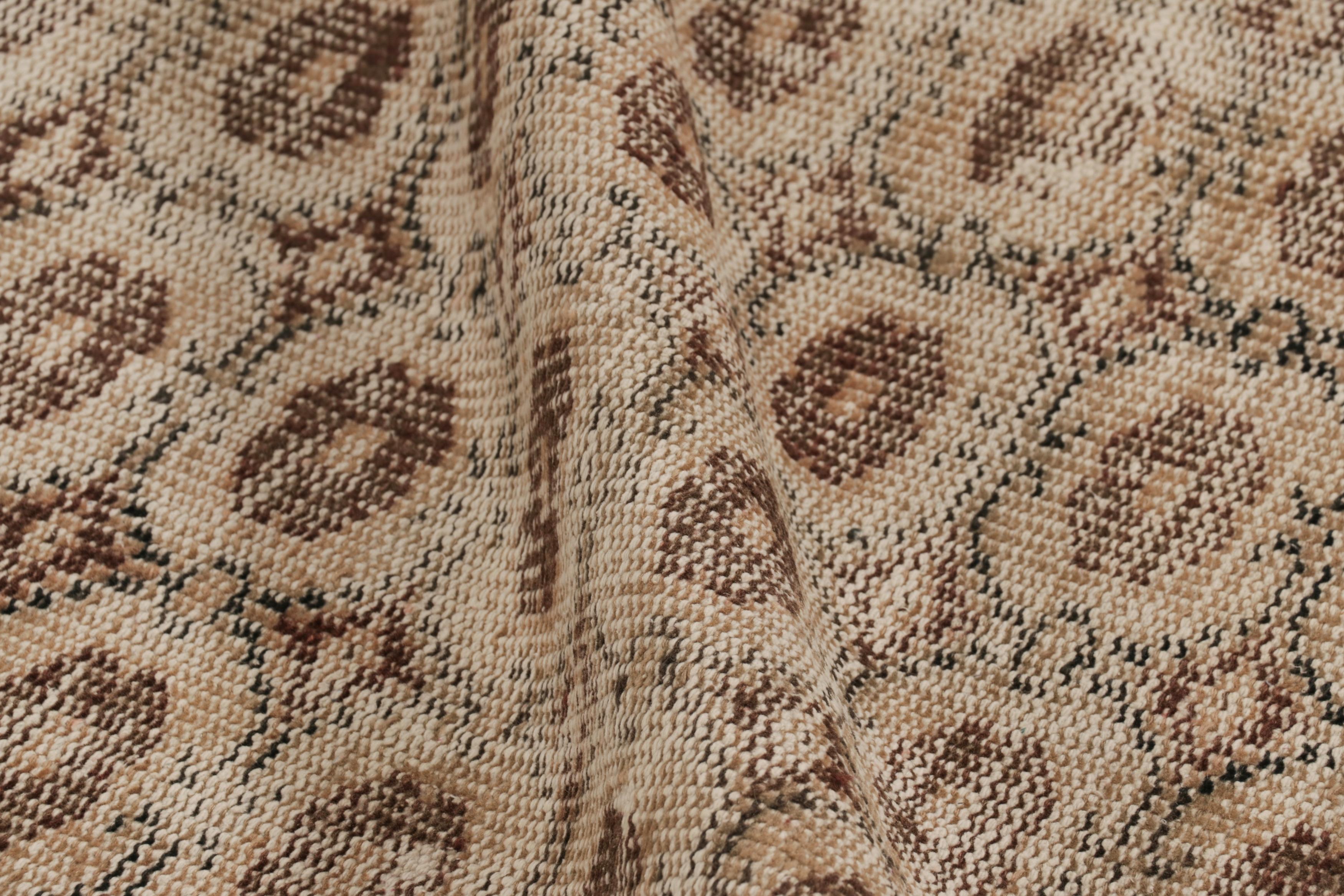 Vintage Distressed Runner Rug, Beige-Brown Allover Geometric Motif – Rug & Kilim (Wolle) im Angebot