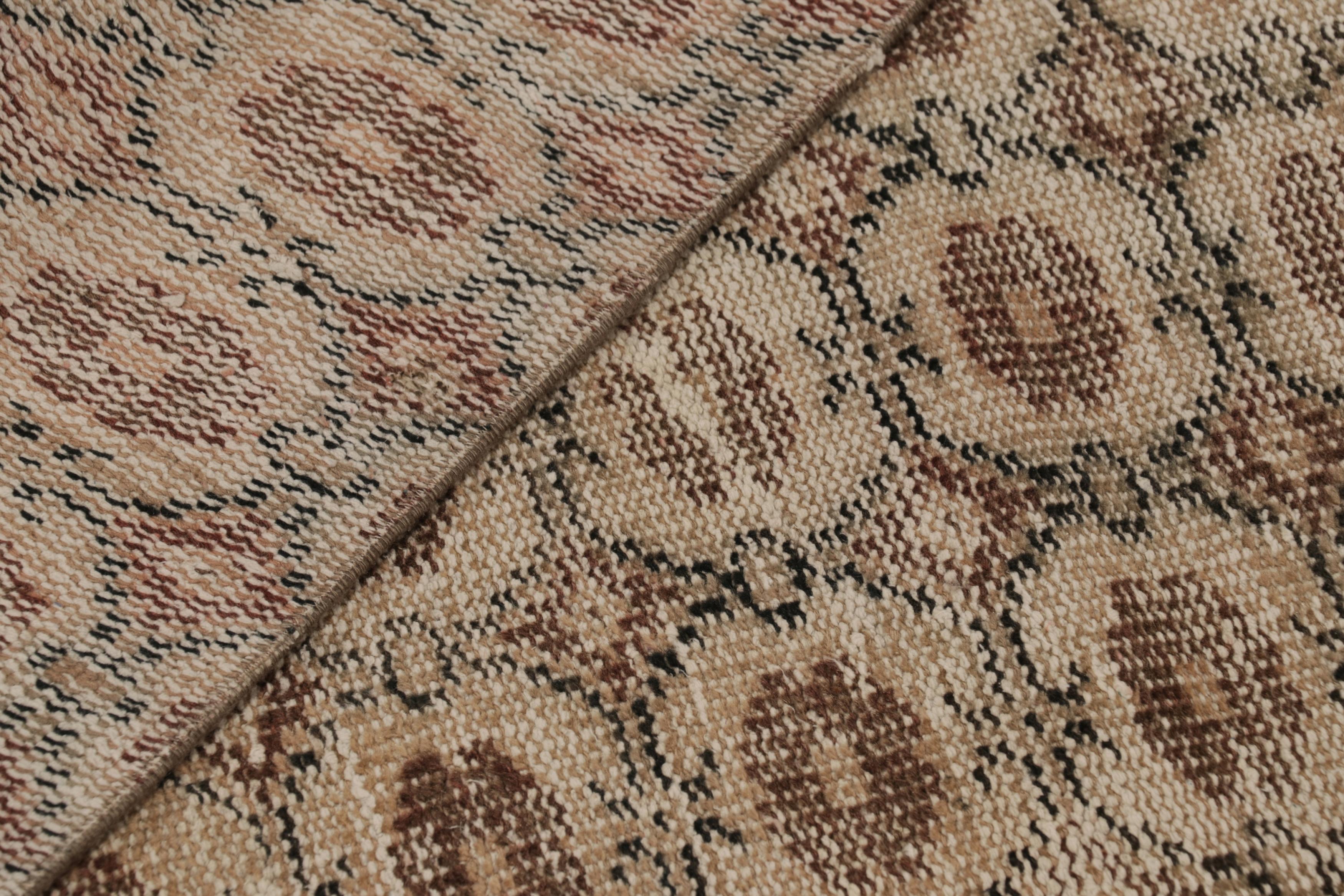 Vintage Distressed Runner Rug, Beige-Brown Allover Geometric Motif – Rug & Kilim im Angebot 1