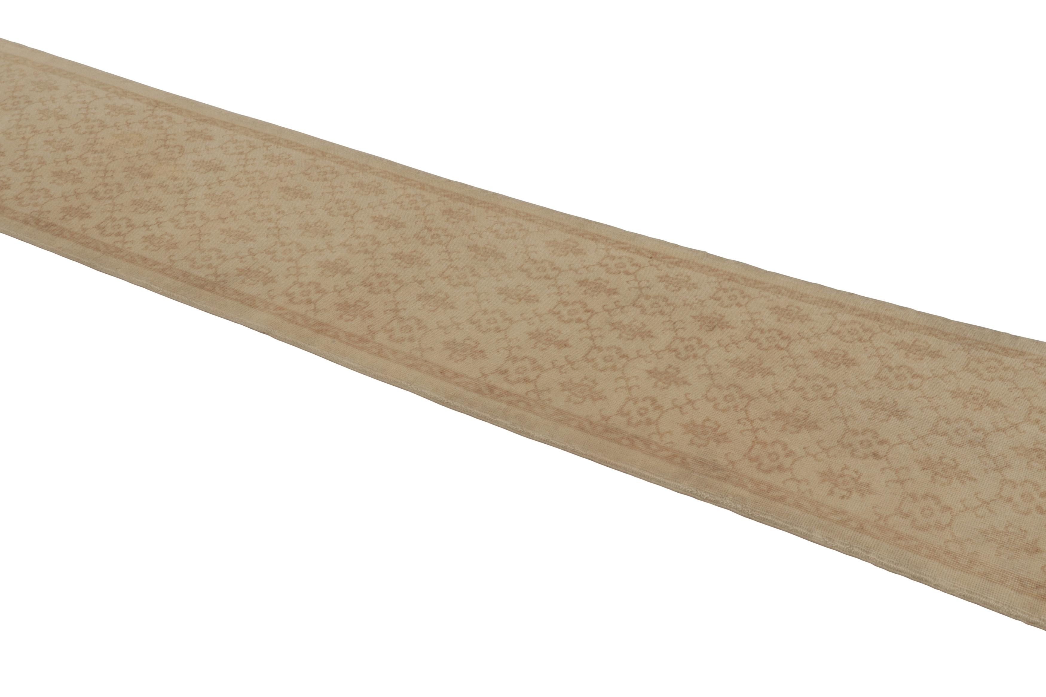 Dieser Vintage-Läufer ist ein 2x11 türkischen notleidenden Stück, mit handgeknüpfter Wolle circa Mitte des 20. Jahrhunderts gemacht. Er ist ein aufregender Neuzugang in unserer Kollektion von türkischen Läufern in Used-Optik.

Über das Design: