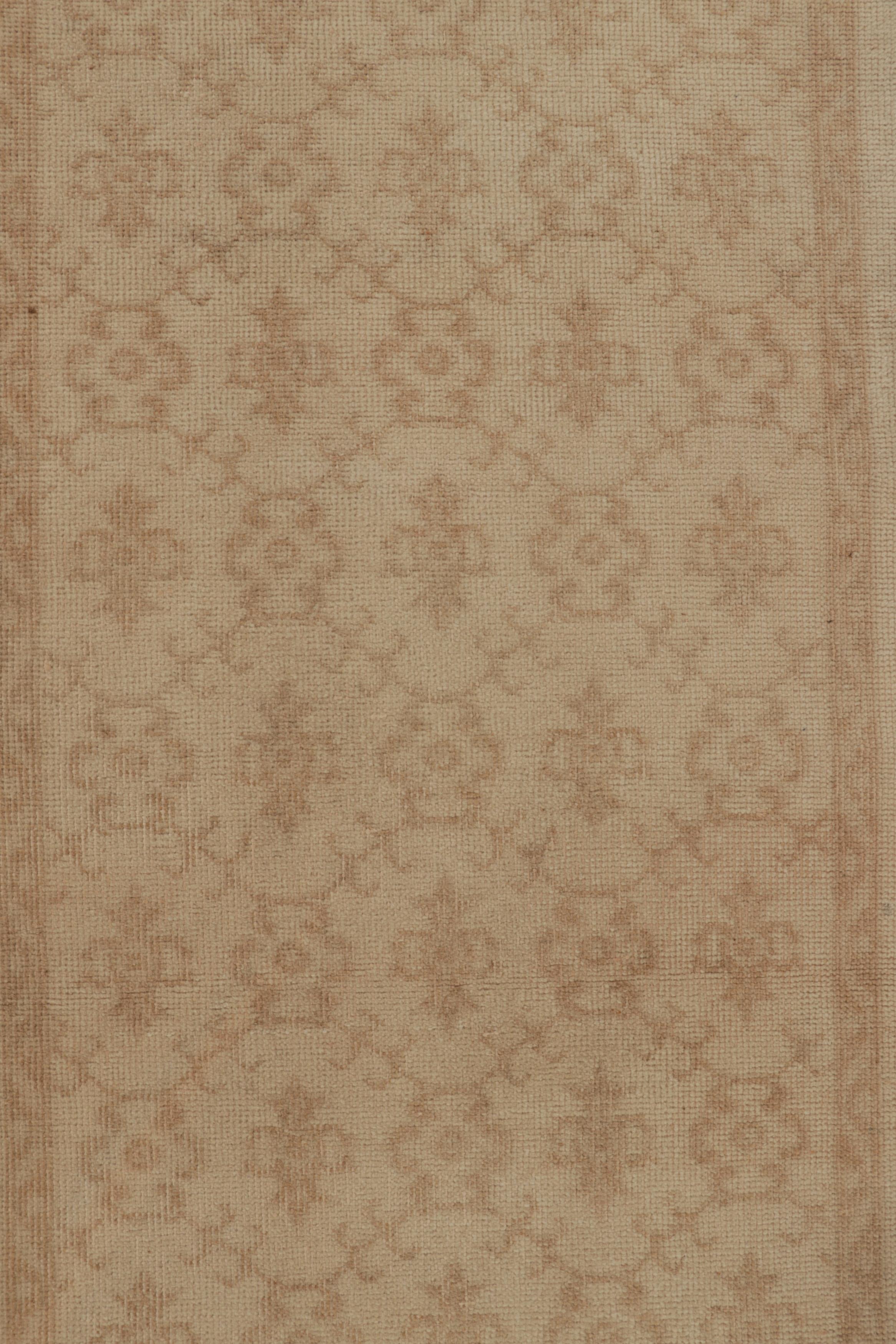 Vintage Distressed Runner Rug, Beige-Braun Floral Geometric Pattern- Rug & Kilim (Stammeskunst) im Angebot