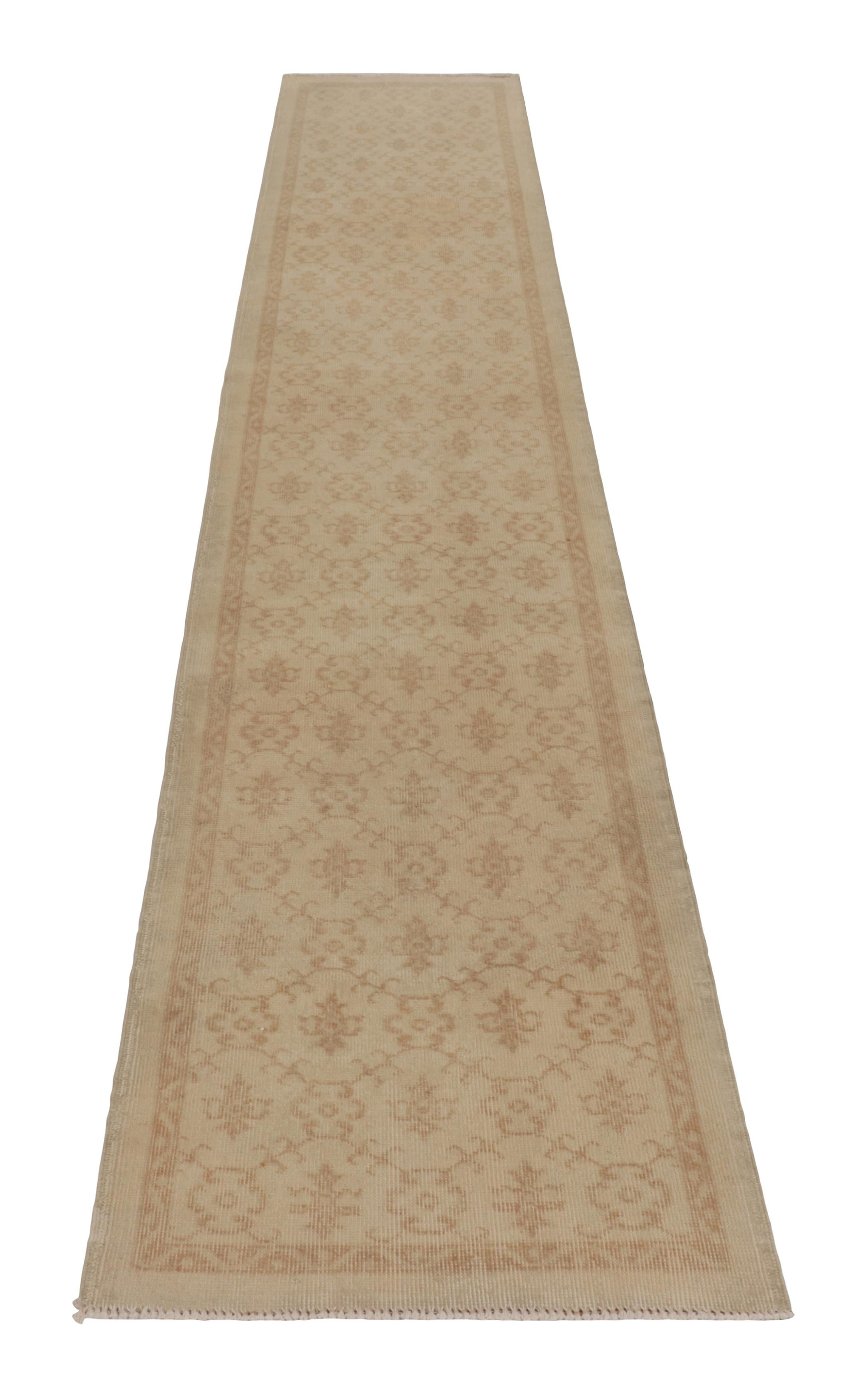 Vintage Distressed Runner Rug, Beige-Braun Floral Geometric Pattern- Rug & Kilim (Türkisch) im Angebot