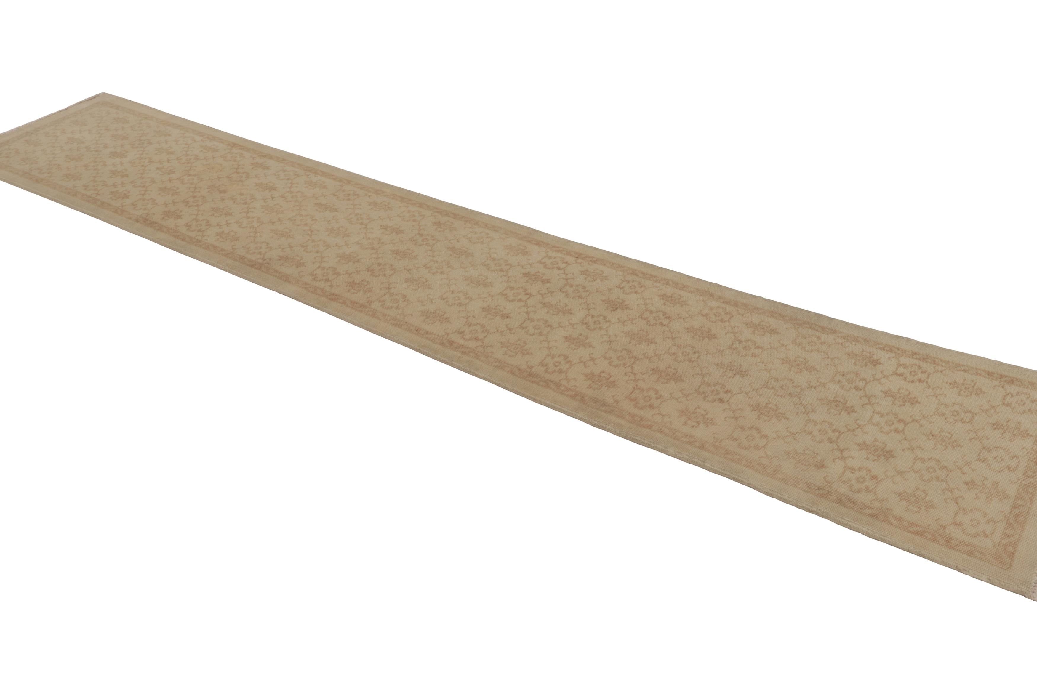 Vintage Distressed Runner Rug, Beige-Braun Floral Geometric Pattern- Rug & Kilim (Handgeknüpft) im Angebot