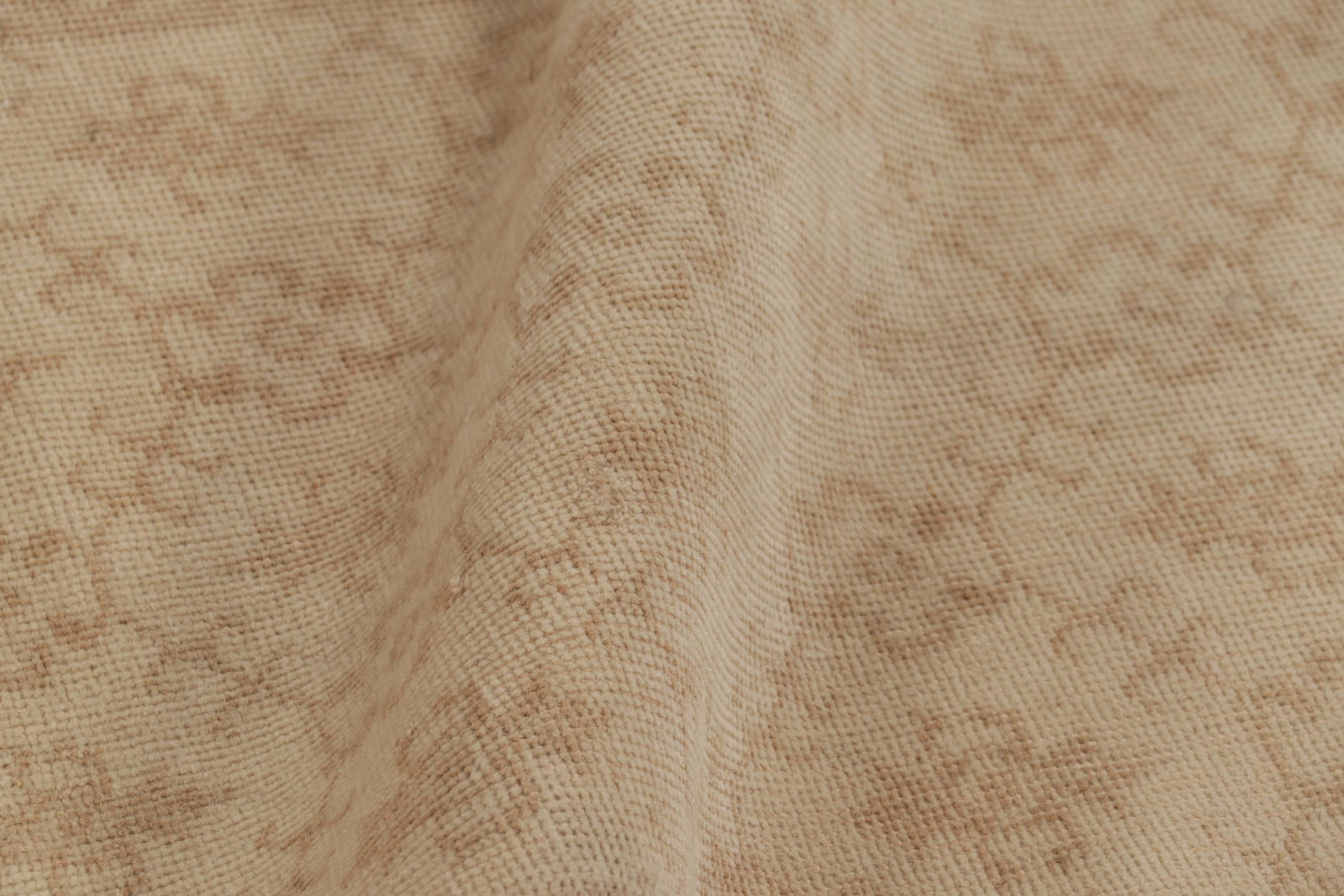 Vintage Distressed Runner Rug, Beige-Braun Floral Geometric Pattern- Rug & Kilim (Mitte des 20. Jahrhunderts) im Angebot