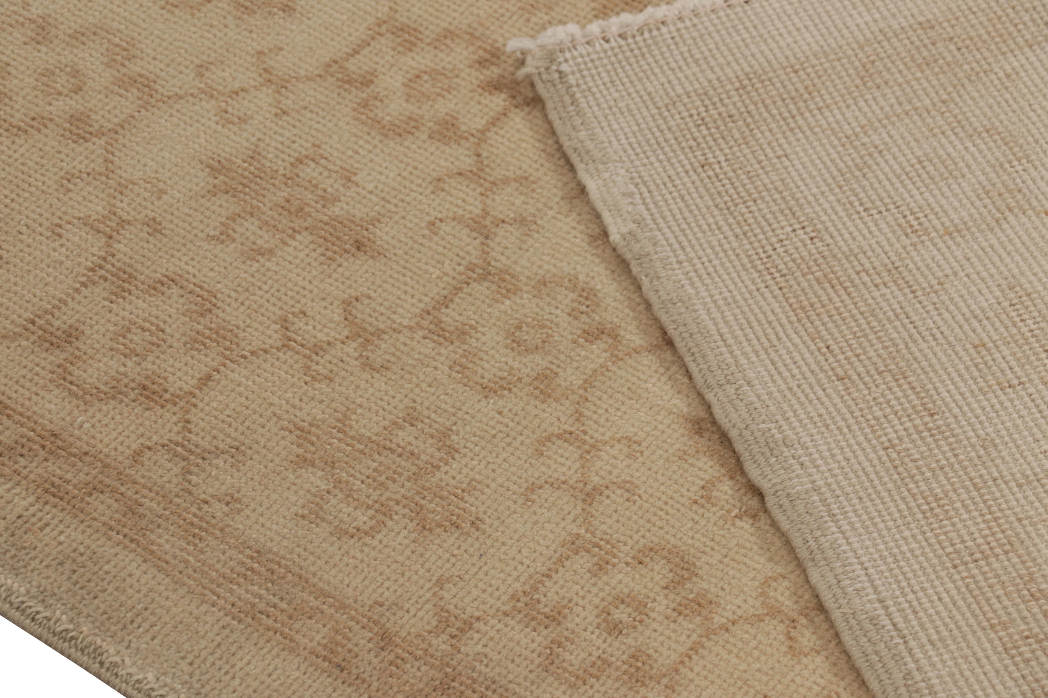 Vintage Distressed Runner Rug, Beige-Braun Floral Geometric Pattern- Rug & Kilim (Wolle) im Angebot