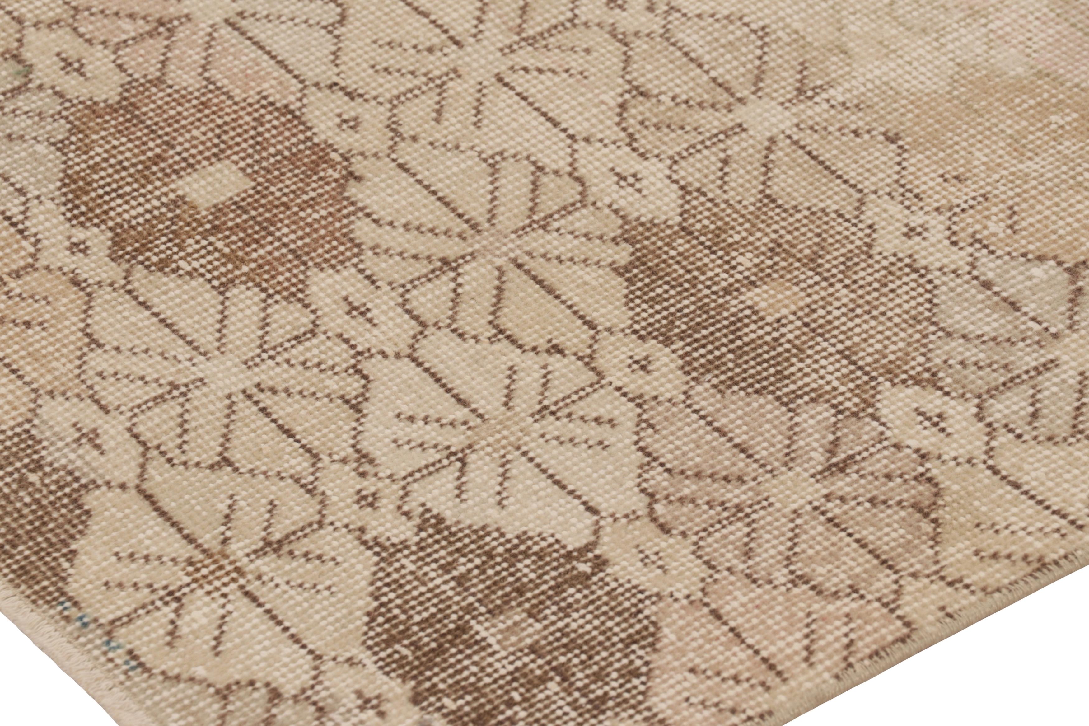 Dieser Vintage-Läufer ist ein 3x10 t�ürkischen notleidenden Stück, mit handgeknüpfter Wolle circa Mitte des 20. Jahrhunderts gemacht. Er ist ein aufregender Neuzugang in unserer Kollektion von türkischen Läufern in Notlage.

Über das