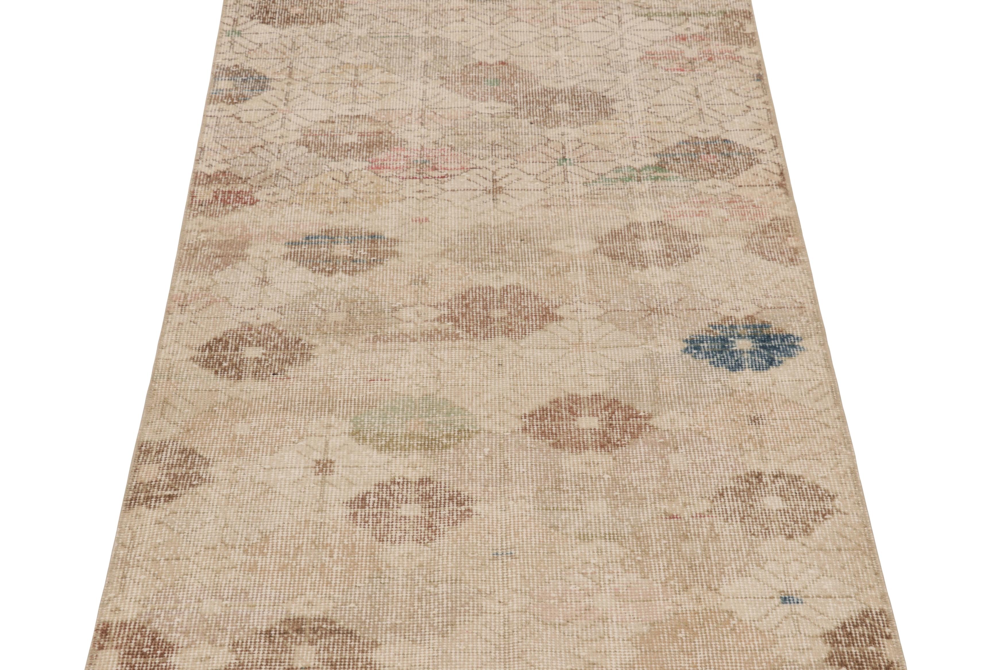 Vintage Distressed Läufer Teppich, Beige-Braun Geometrisches Blumenmuster - Rug & Kil (Türkisch) im Angebot