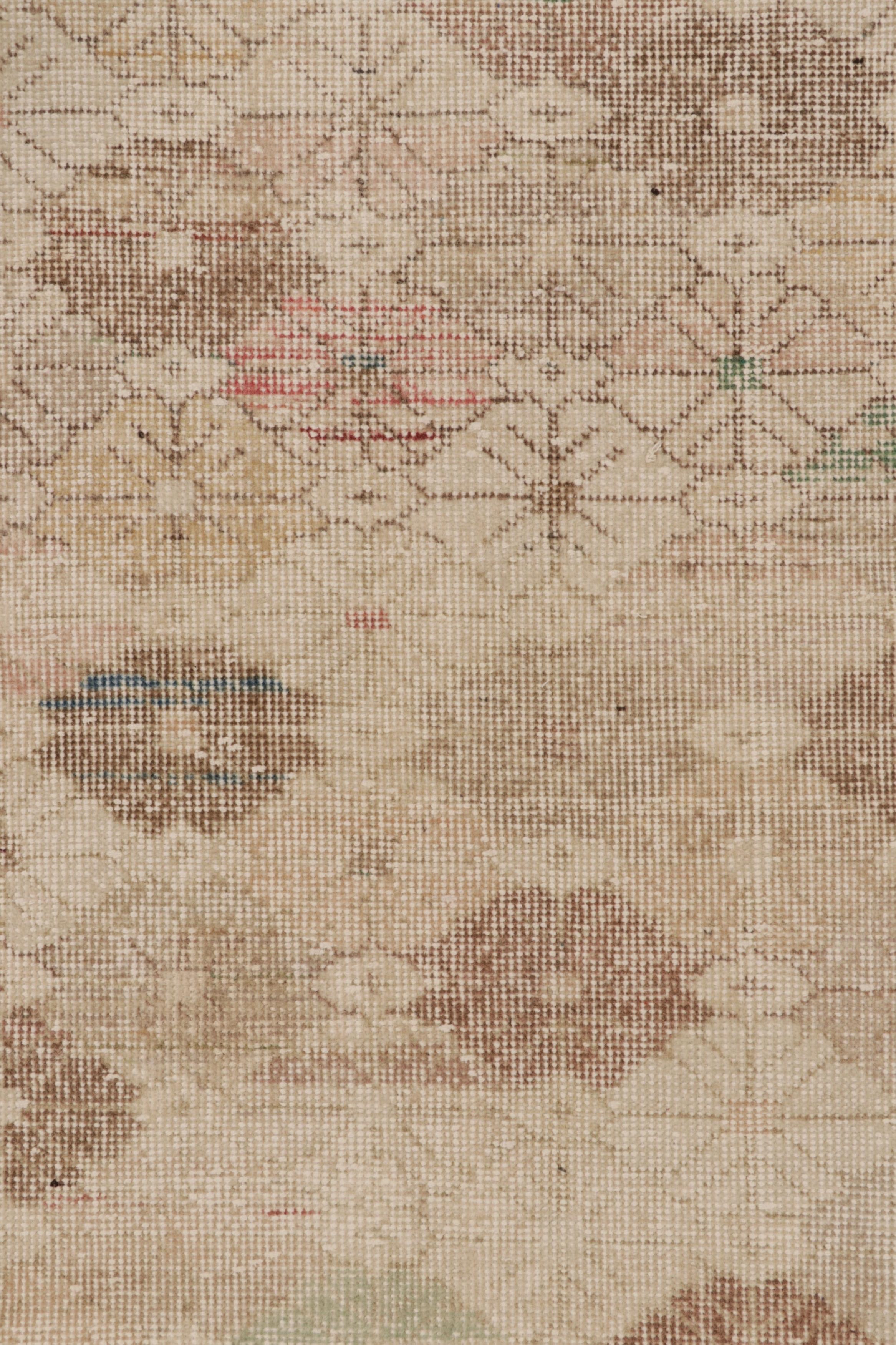 Vintage Distressed Läufer Teppich, Beige-Braun Geometrisches Blumenmuster - Rug & Kil im Zustand „Gut“ im Angebot in Long Island City, NY