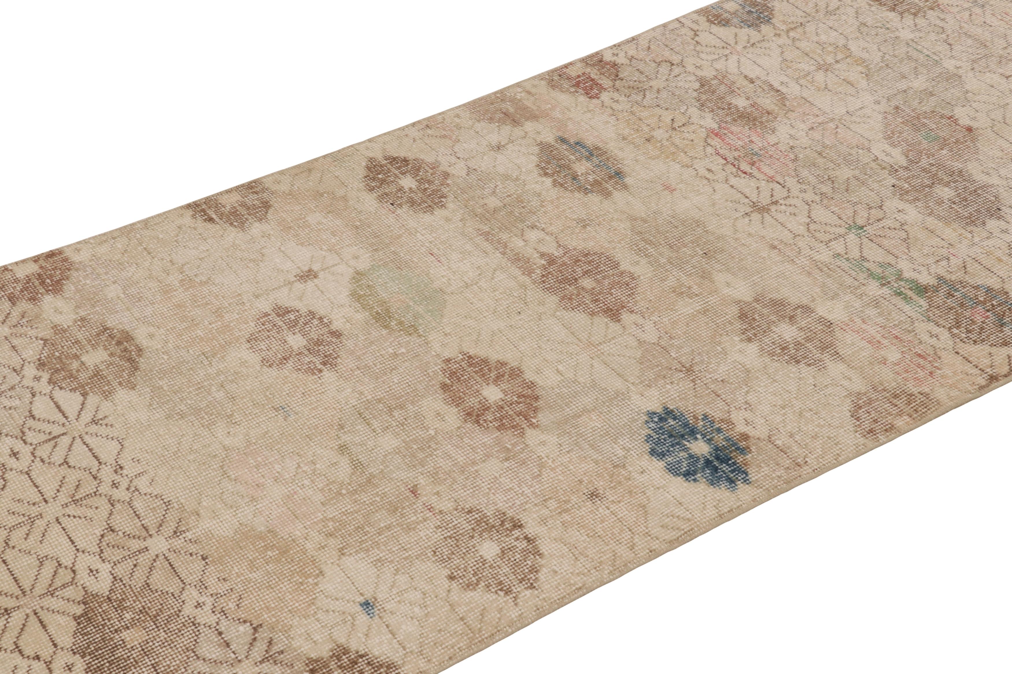 Vintage Distressed Läufer Teppich, Beige-Braun Geometrisches Blumenmuster - Rug & Kil im Angebot 1