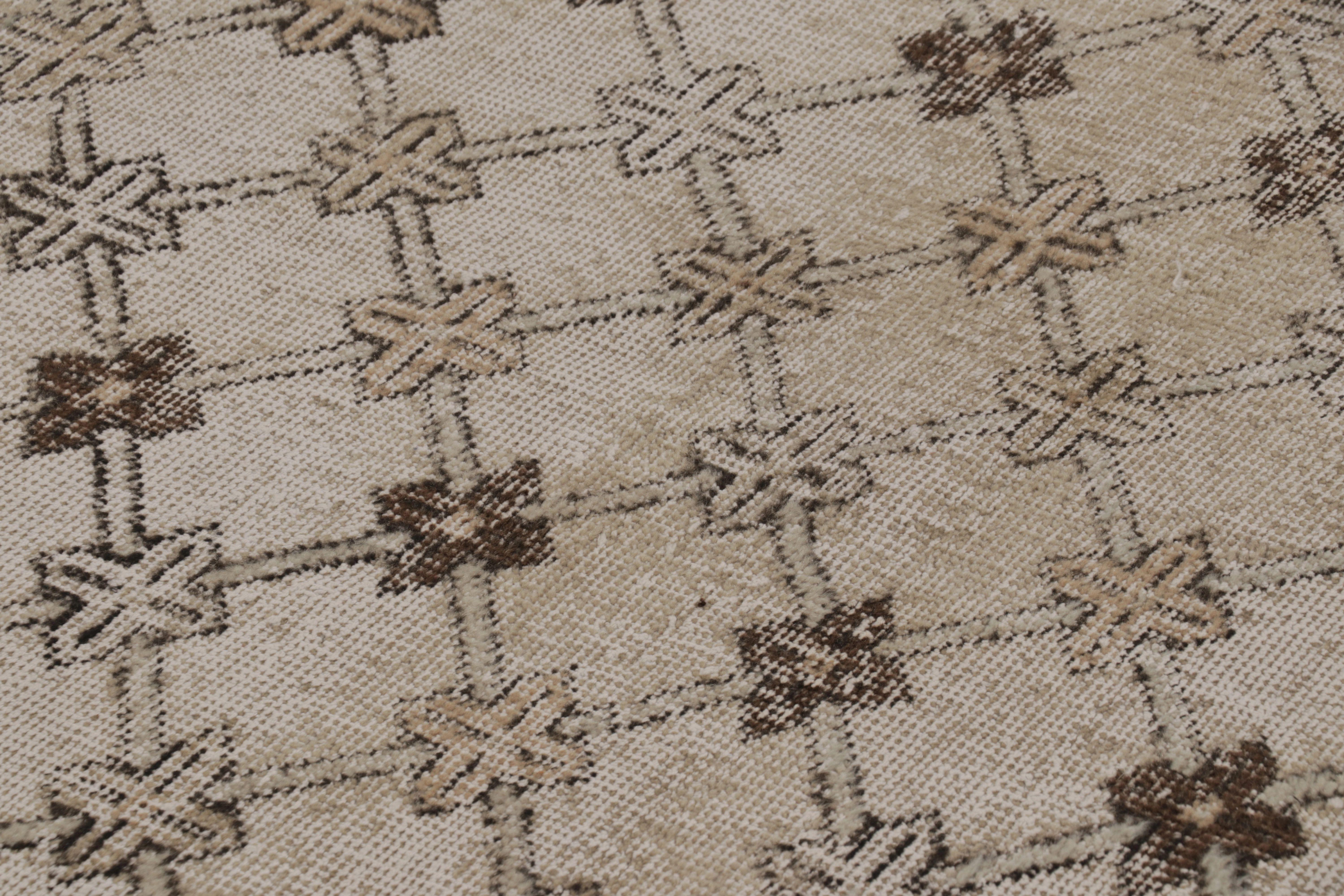 Dieser Vintage-Läufer ist ein 3x11 Türkisch distressed Stück, mit handgeknüpfter Wolle circa Mitte des 20. Jahrhunderts. Er ist ein aufregender Neuzugang in unserer Kollektion von türkischen Läufern in Notlage.

Über das Design:

Bewunderer dieses