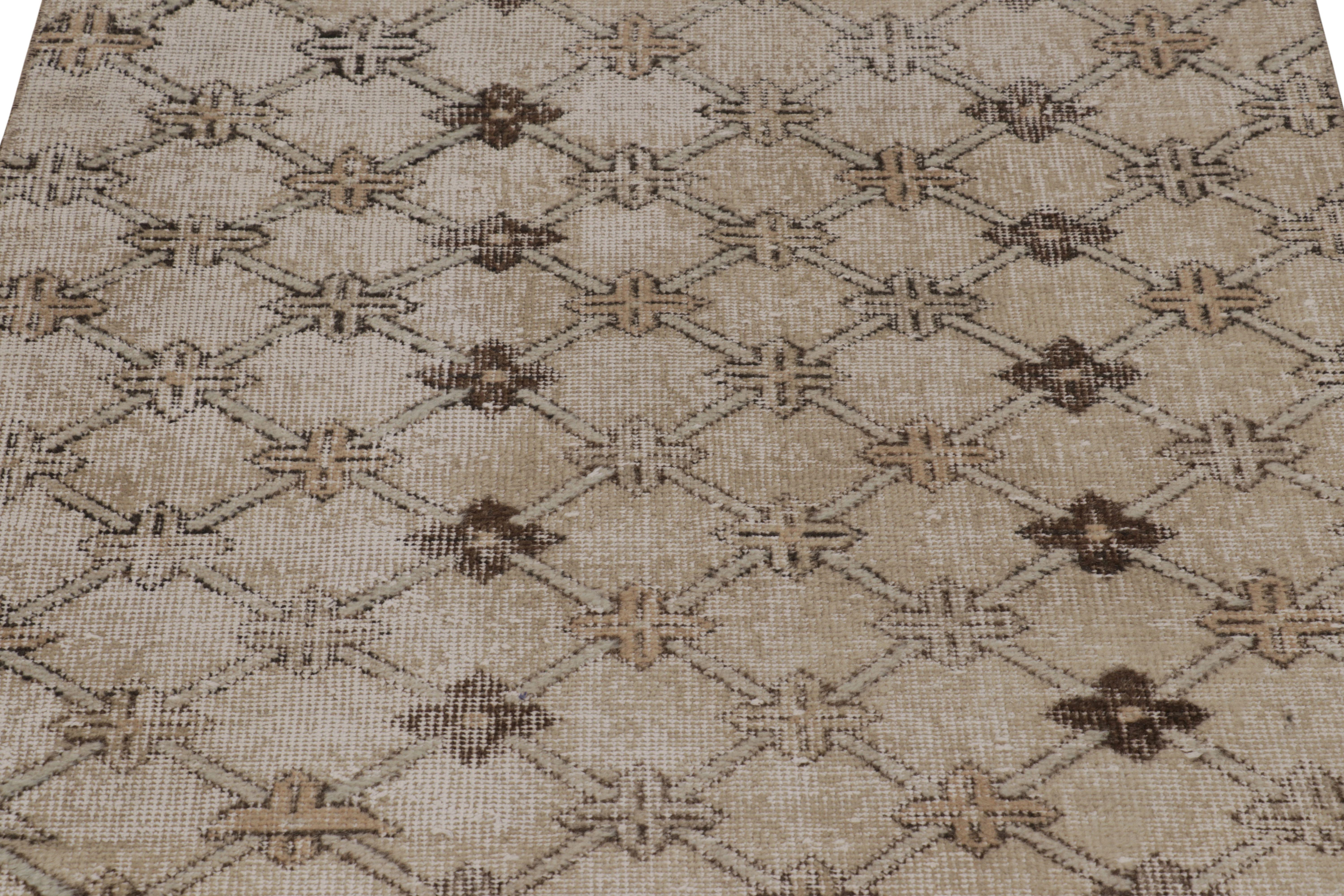 Vintage Distressed Läufer, Beige-Braun Geometrisch gemustert - Rug & Kilim (Mitte des 20. Jahrhunderts) im Angebot