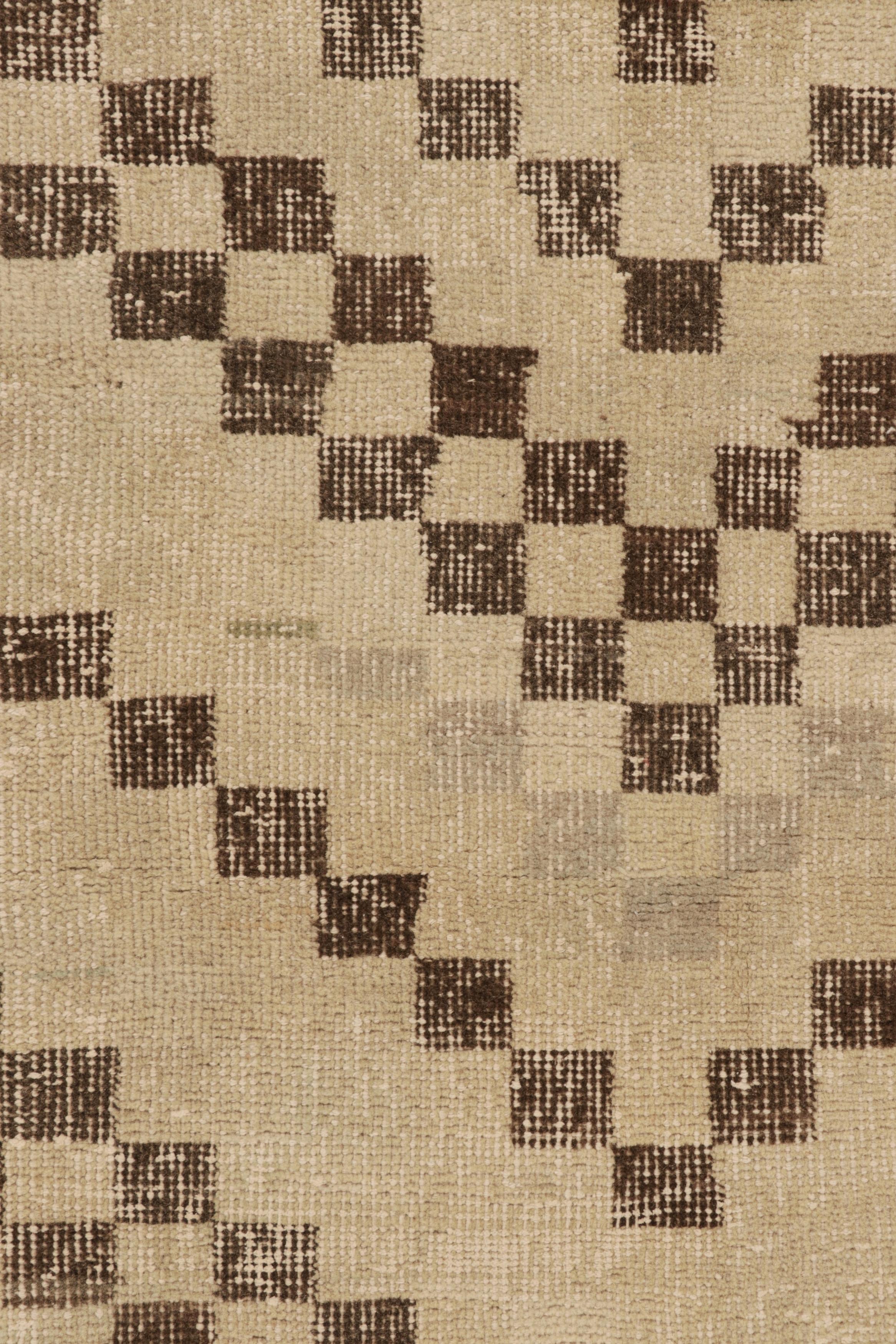 Vintage Distressed Runner Rug, Beige-brown Geometric Patterns – Rug & Kilim In Good Condition For Sale In Long Island City, NY