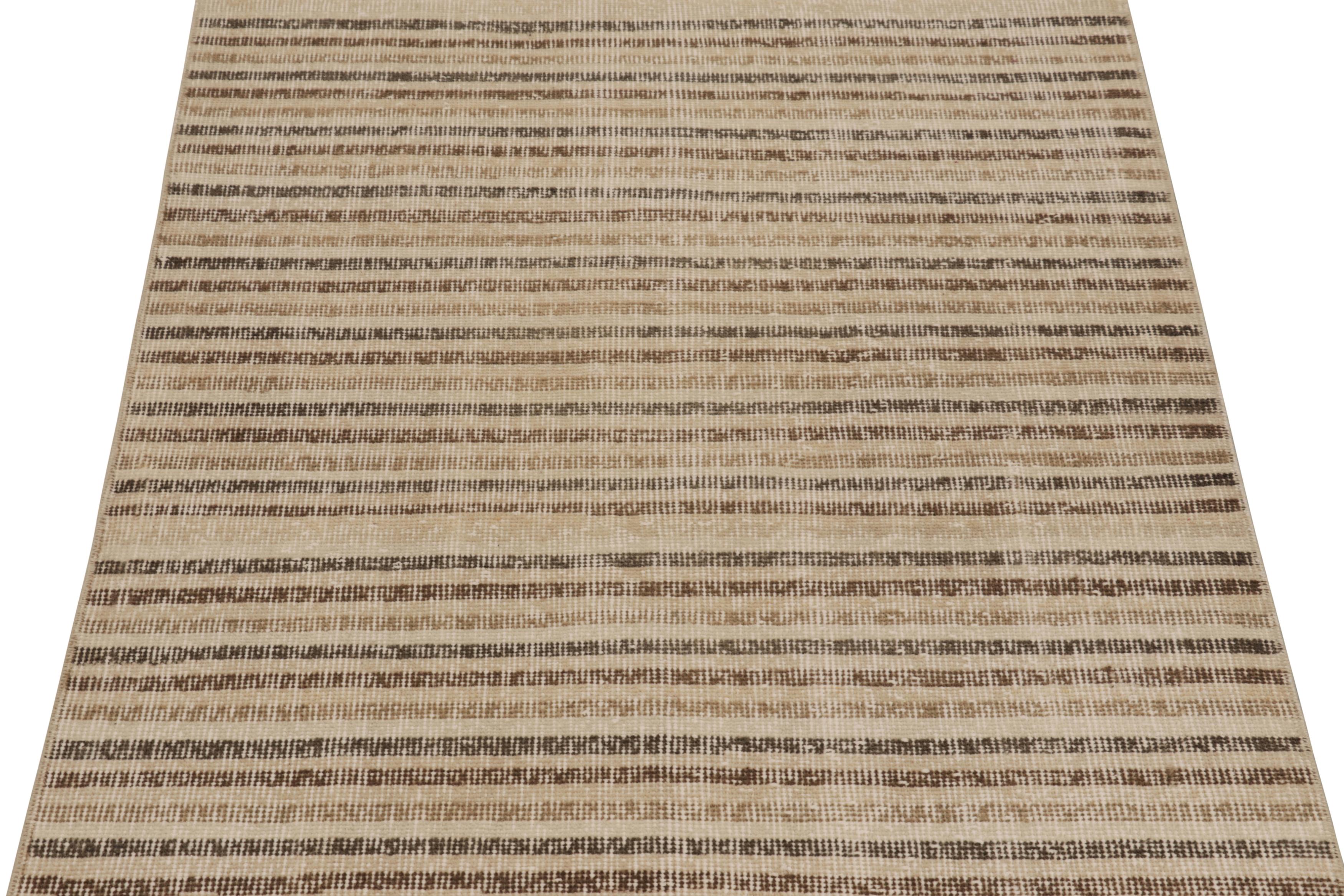 Noué à la main Tapis de course vintage vieilli, beige-marron, design à rayures géométriques - Rug & Kilim en vente