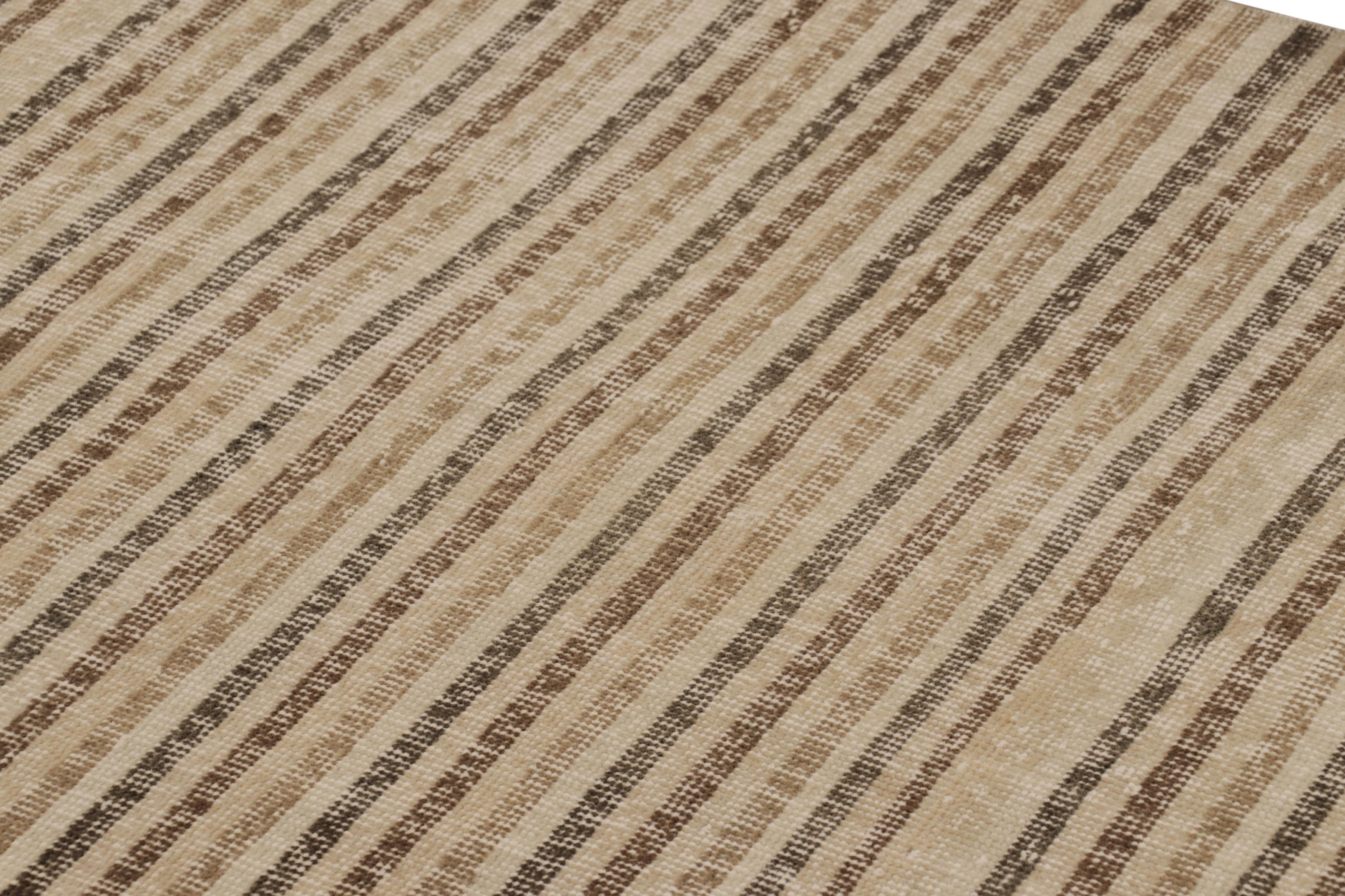 Tapis de course vintage vieilli, beige-marron, design à rayures géométriques - Rug & Kilim Bon état - En vente à Long Island City, NY