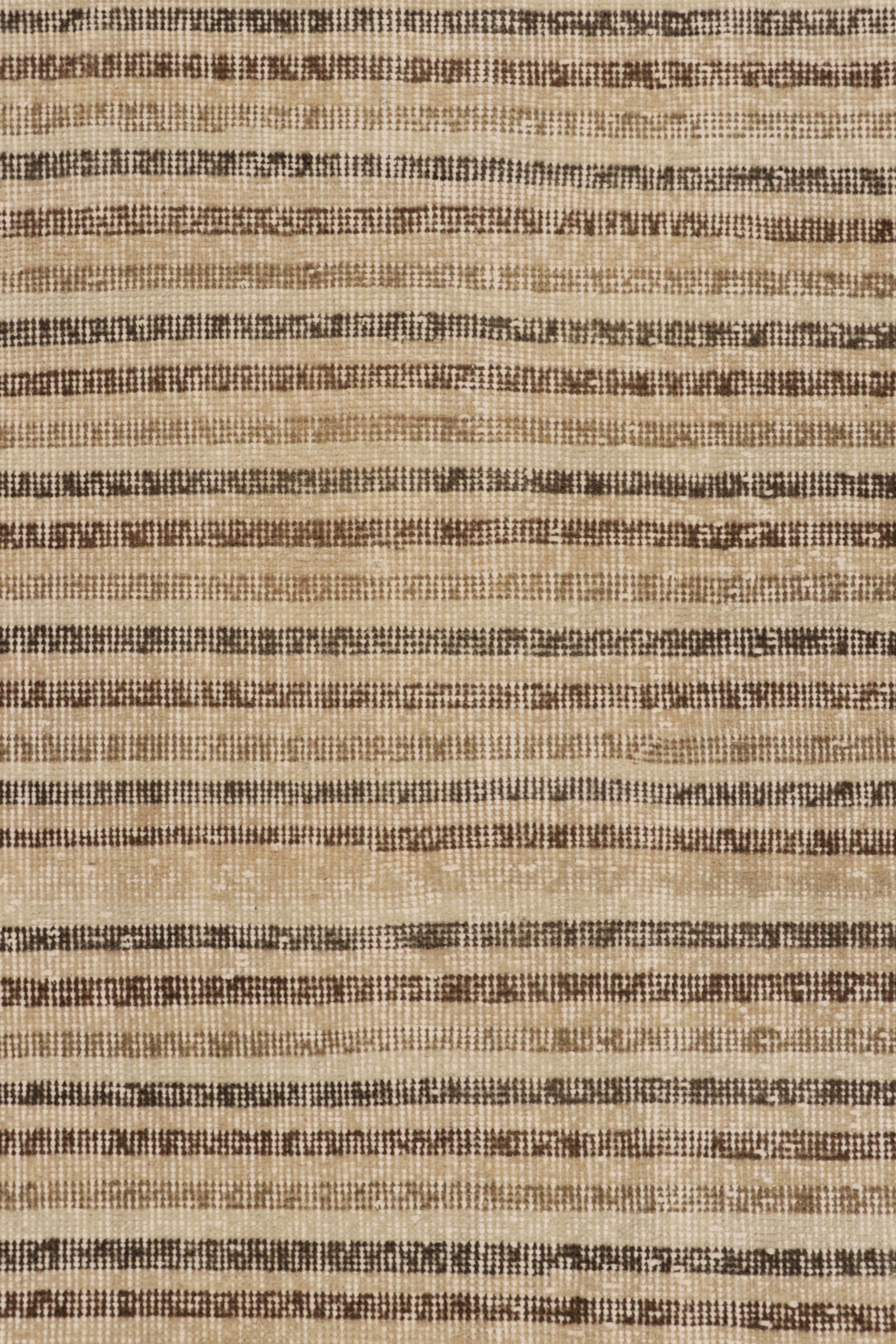 Milieu du XXe siècle Tapis de course vintage vieilli, beige-marron, design à rayures géométriques - Rug & Kilim en vente