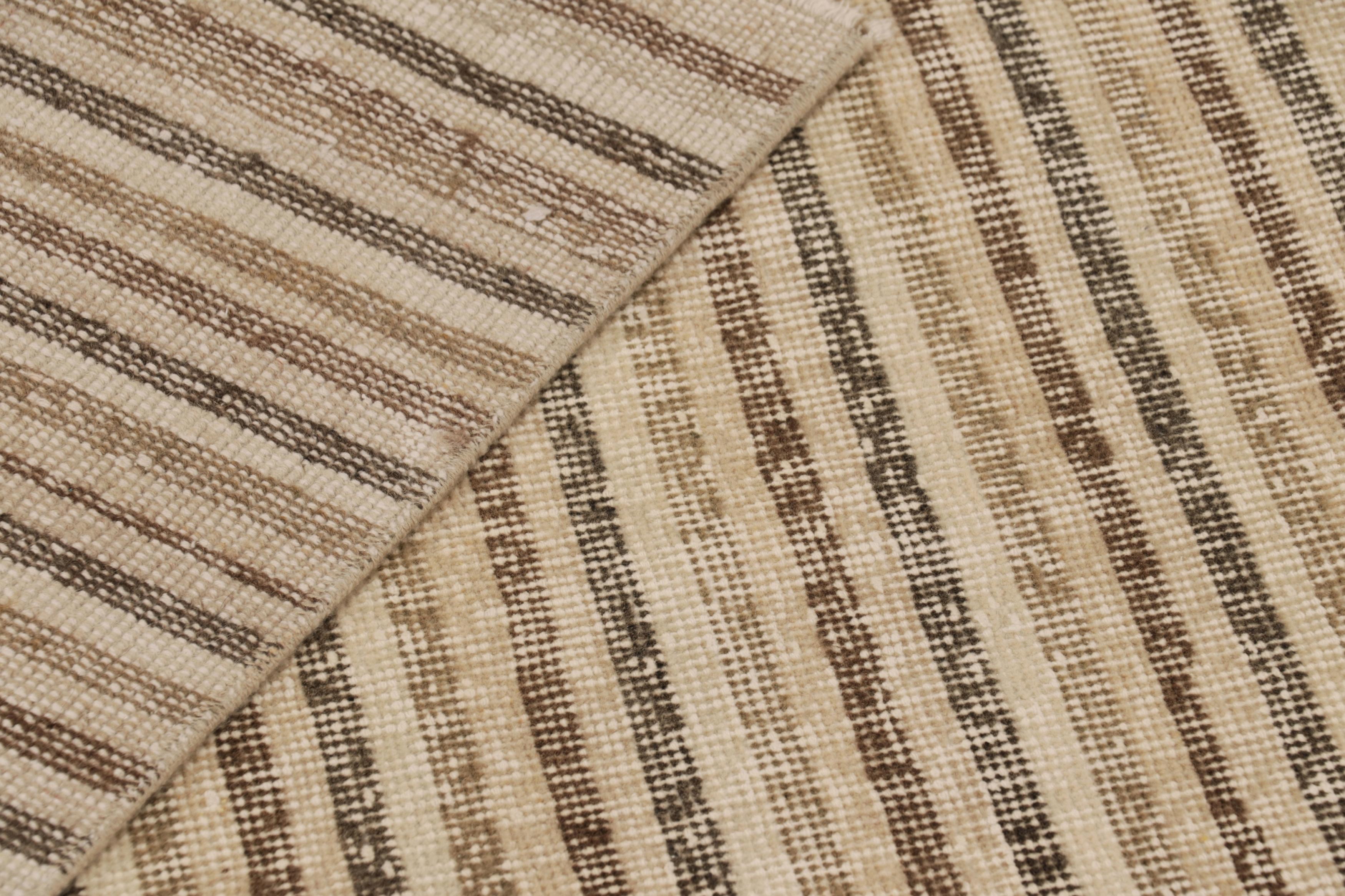 Tapis de course vintage vieilli, beige-marron, design à rayures géométriques - Rug & Kilim en vente 1