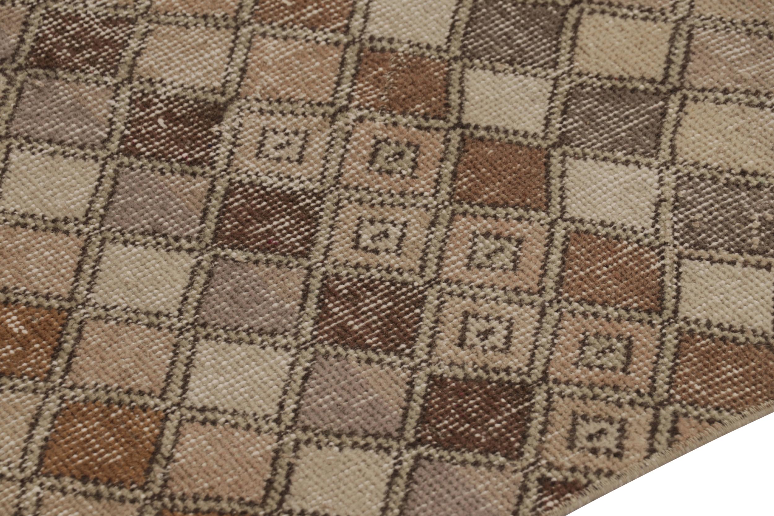 Vintage Distressed Runner Rug, Beige-Brown & Gold Geometric Design - Rug & Kilim (Türkisch) im Angebot