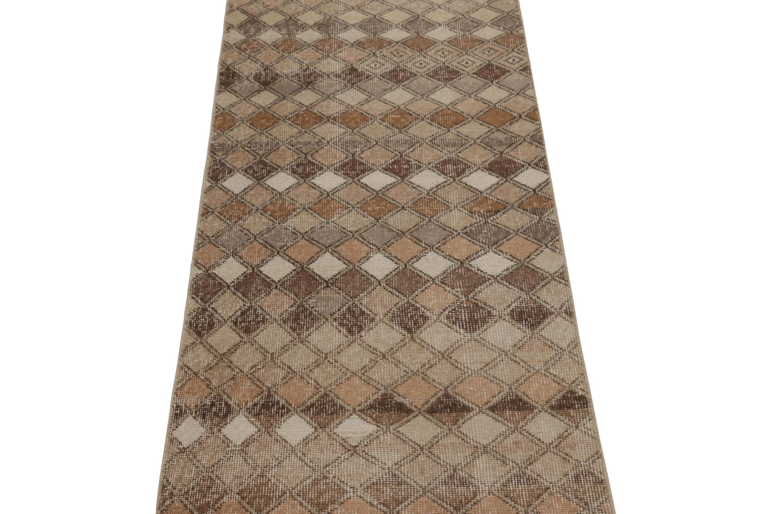 Vintage Distressed Runner Rug, Beige-Brown & Gold Geometric Design - Rug & Kilim (Handgeknüpft) im Angebot