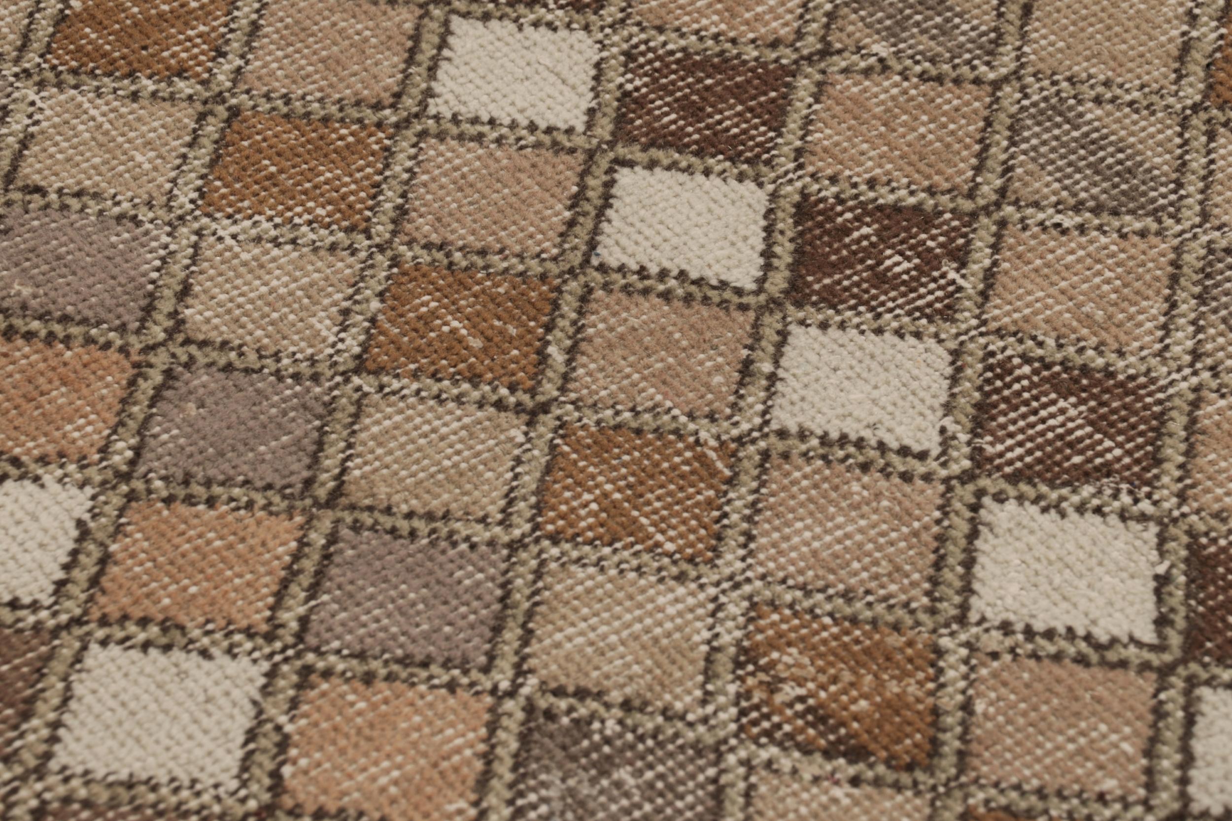 Vintage Distressed Runner Rug, Beige-Brown & Gold Geometric Design - Rug & Kilim im Zustand „Gut“ im Angebot in Long Island City, NY
