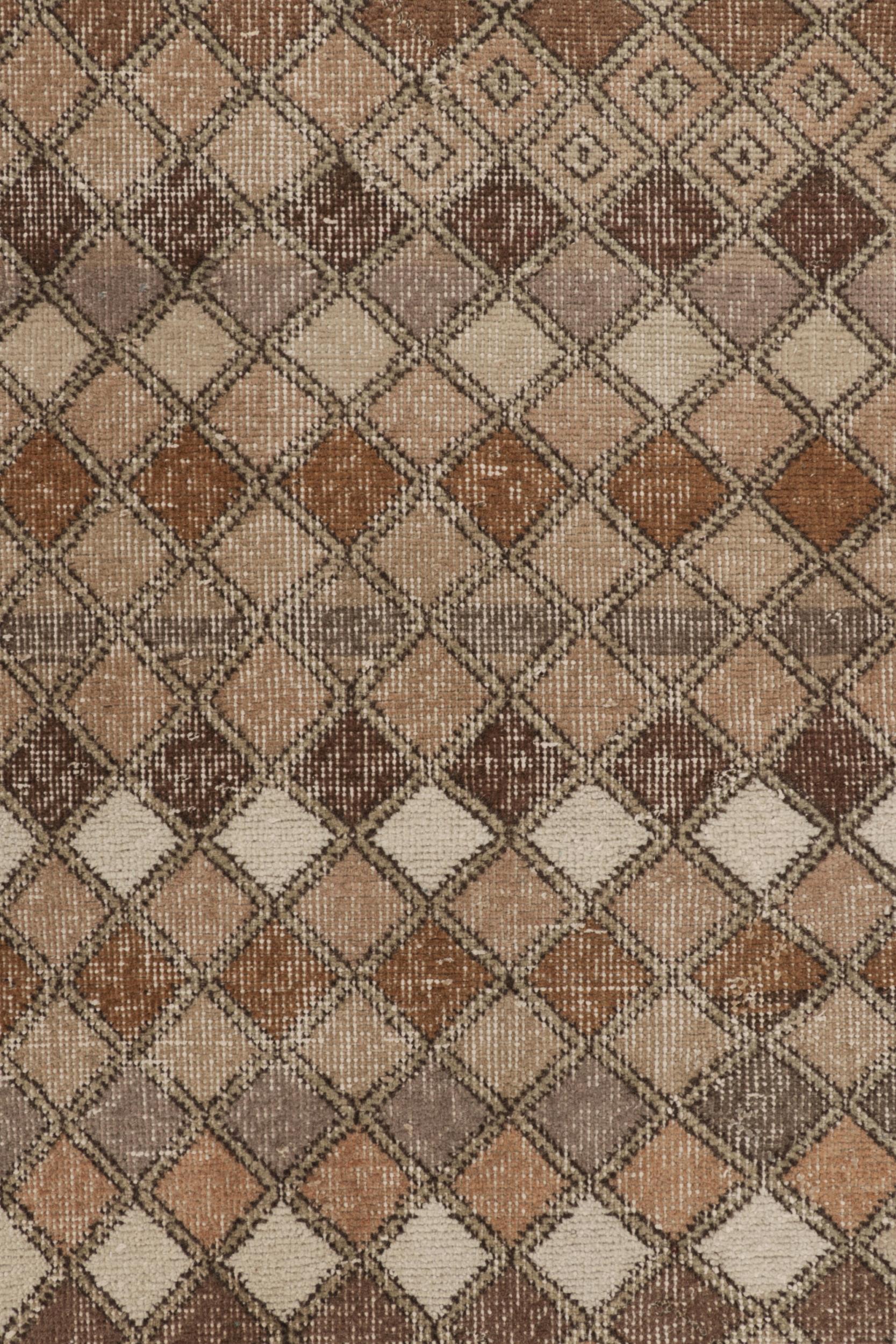 Vintage Distressed Runner Rug, Beige-Brown & Gold Geometric Design - Rug & Kilim (Mitte des 20. Jahrhunderts) im Angebot