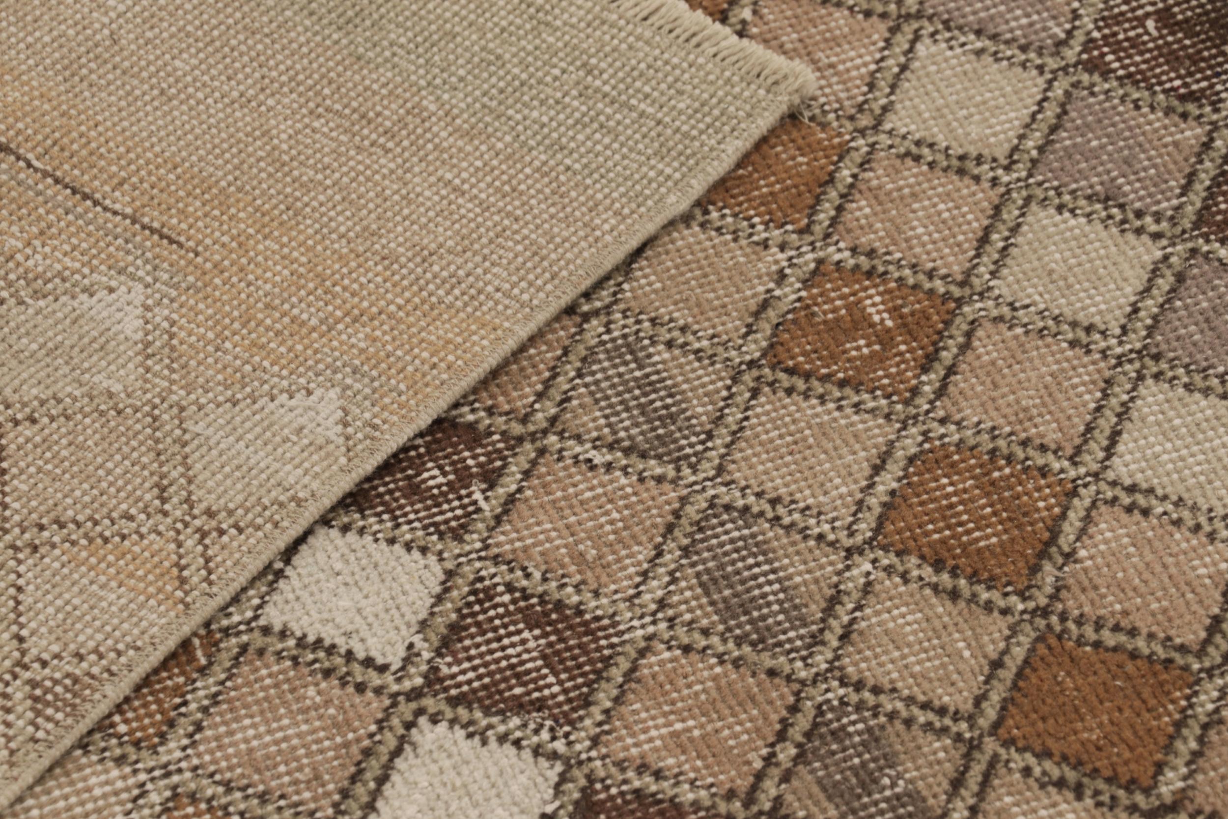 Vintage Distressed Runner Rug, Beige-Brown & Gold Geometric Design - Rug & Kilim (Wolle) im Angebot