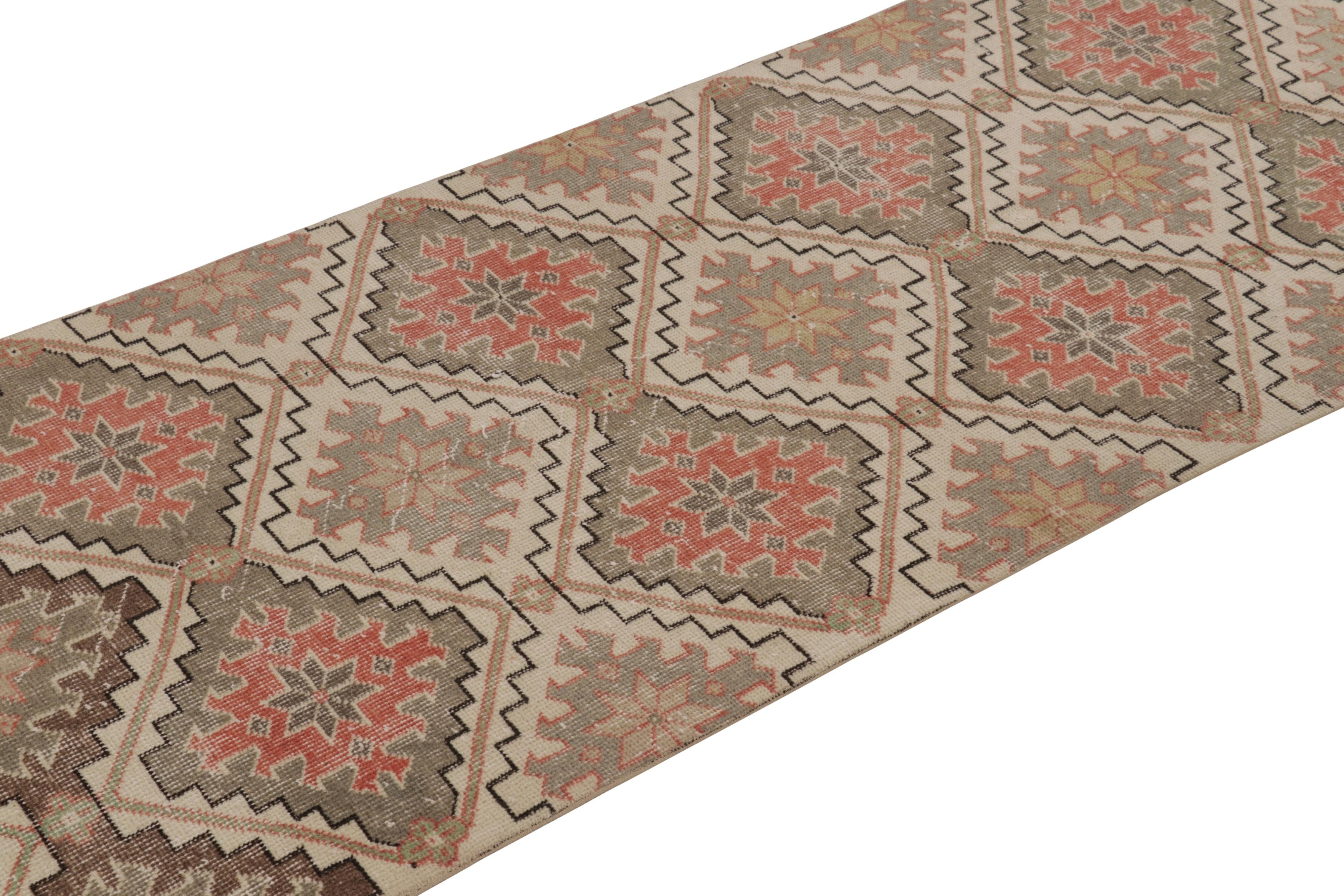 Vintage Distressed Läufer, Beige-Grün Geometrisches Muster - Rug & Kilim (Türkisch) im Angebot