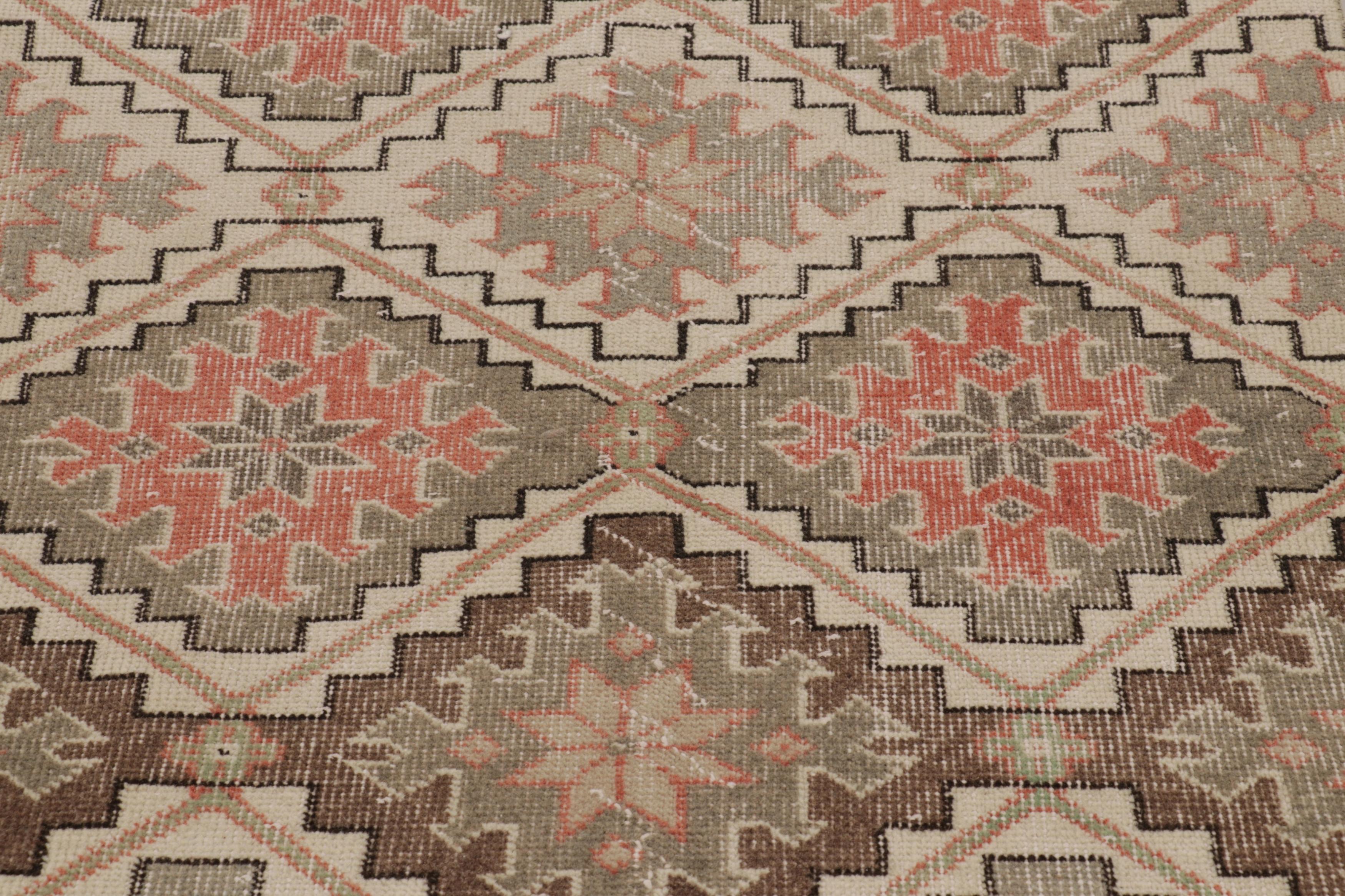 Vintage Distressed Läufer, Beige-Grün Geometrisches Muster - Rug & Kilim (Handgewebt) im Angebot
