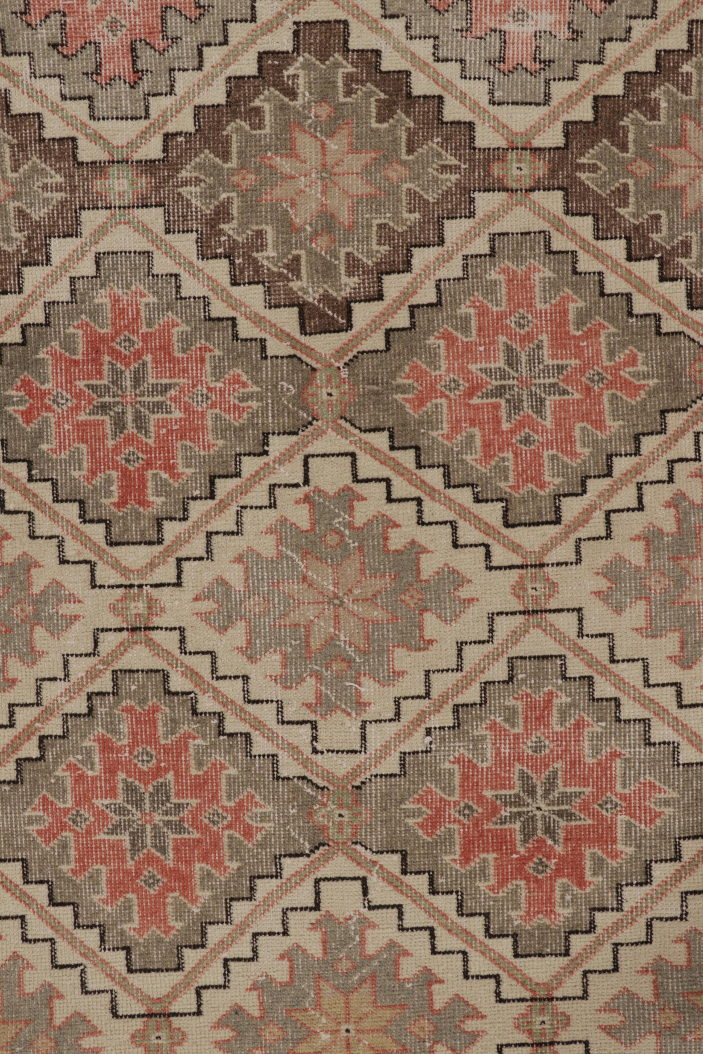 Vintage Distressed Läufer, Beige-Grün Geometrisches Muster - Rug & Kilim im Zustand „Gut“ im Angebot in Long Island City, NY