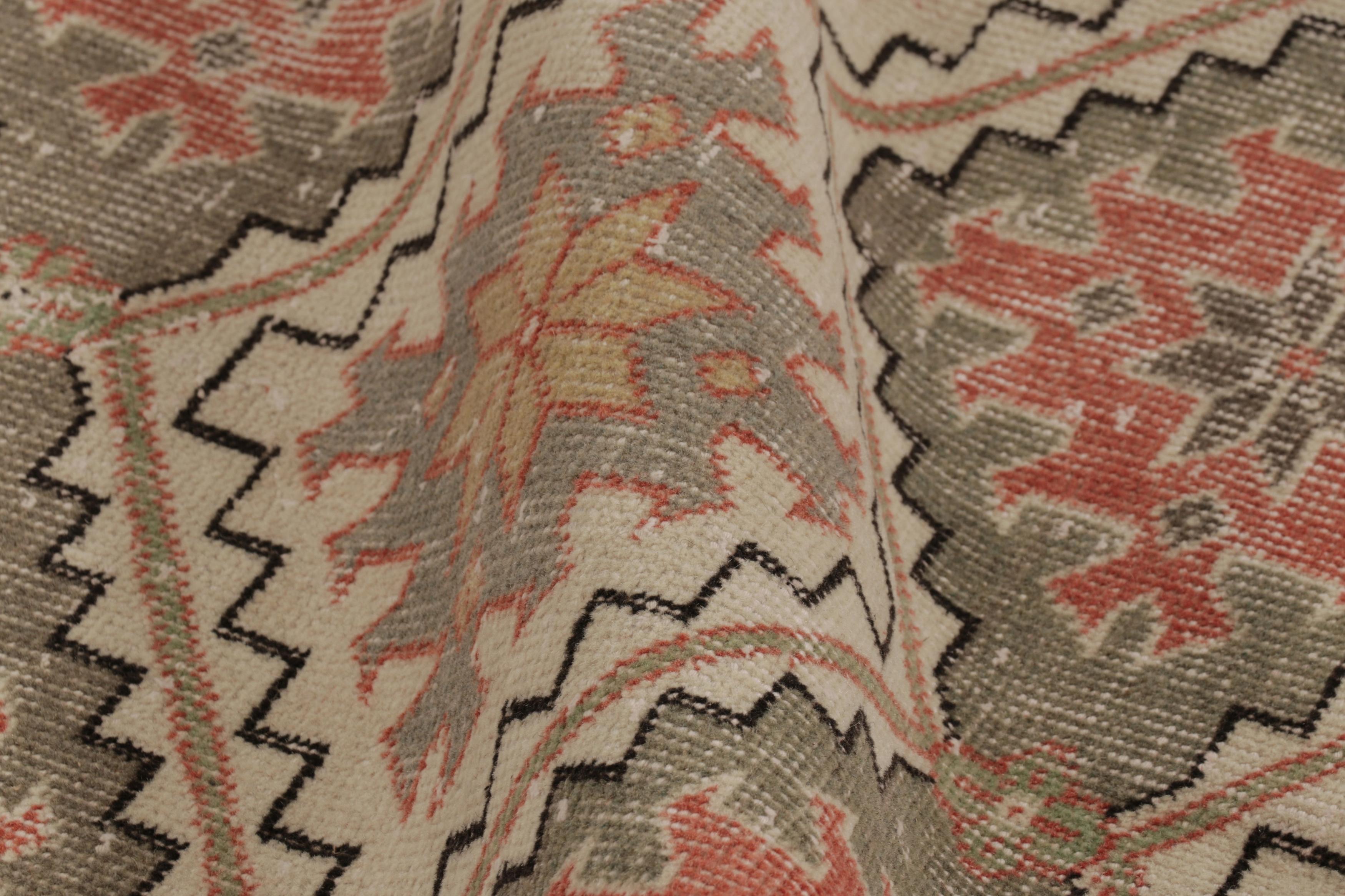 Vintage Distressed Läufer, Beige-Grün Geometrisches Muster - Rug & Kilim (Mittleres 19. Jahrhundert) im Angebot