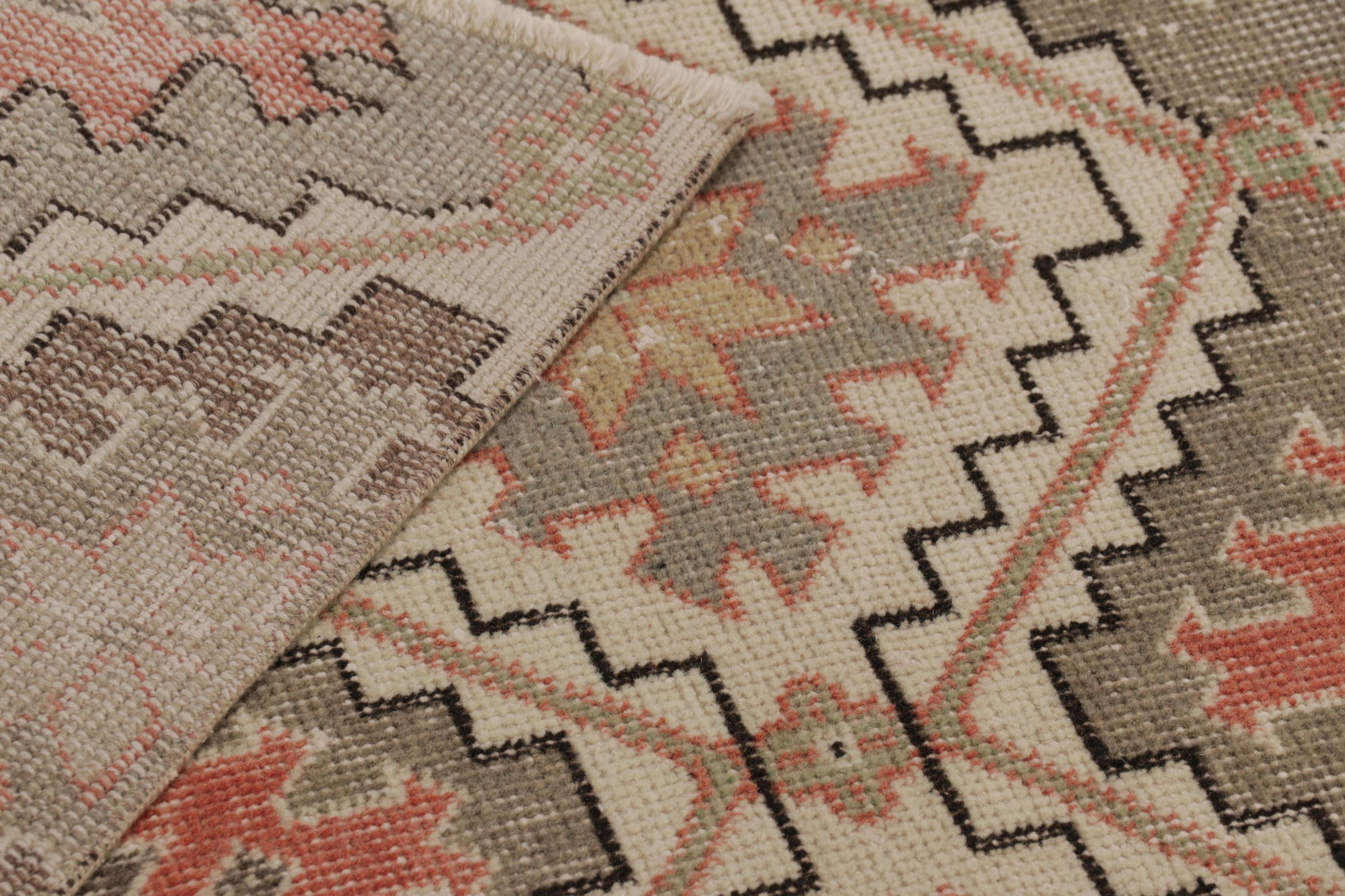 Vintage Distressed Läufer, Beige-Grün Geometrisches Muster - Rug & Kilim (Wolle) im Angebot