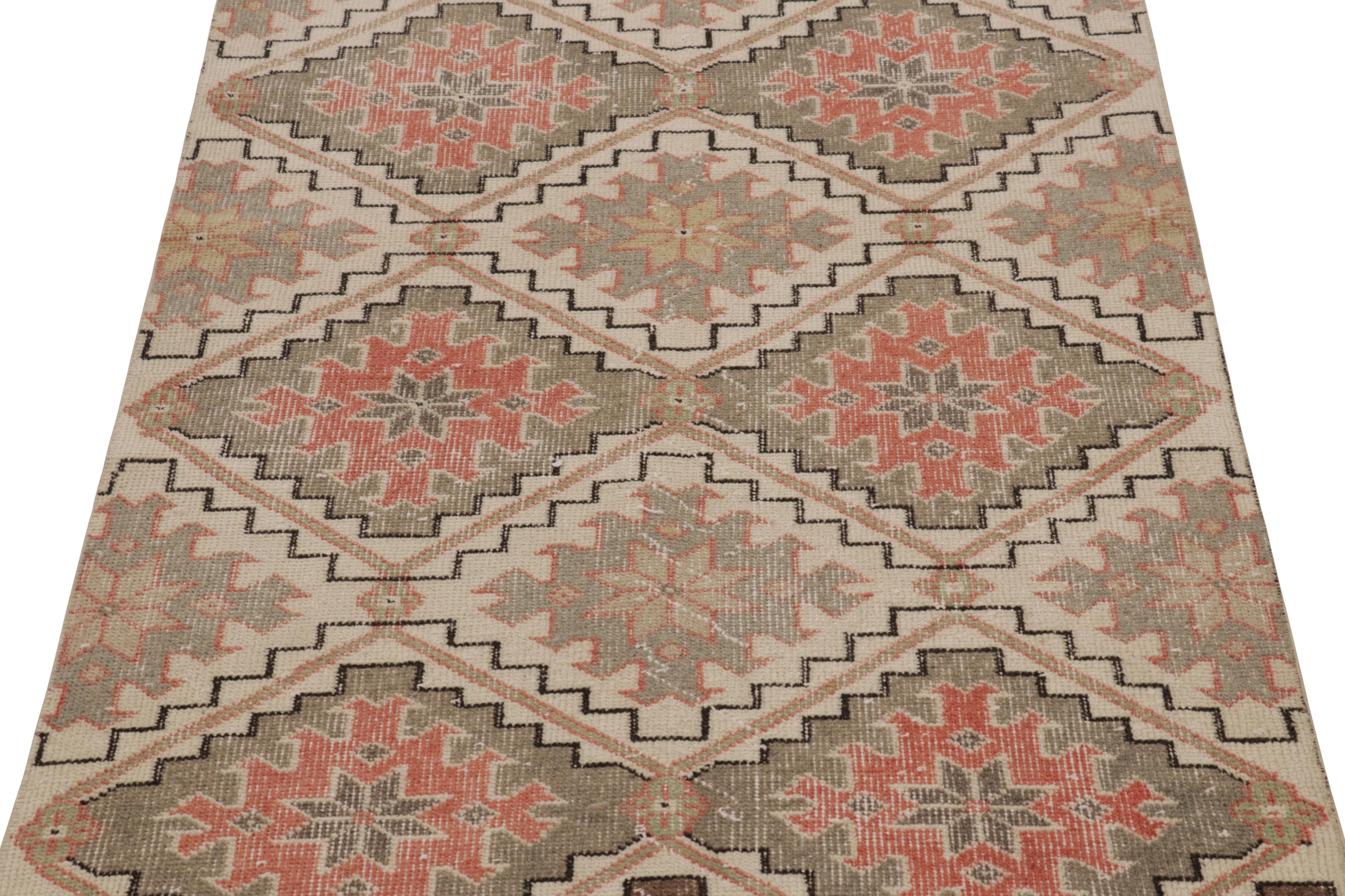 Vintage Distressed Läufer, Beige-Grün Geometrisches Muster - Rug & Kilim im Angebot 1