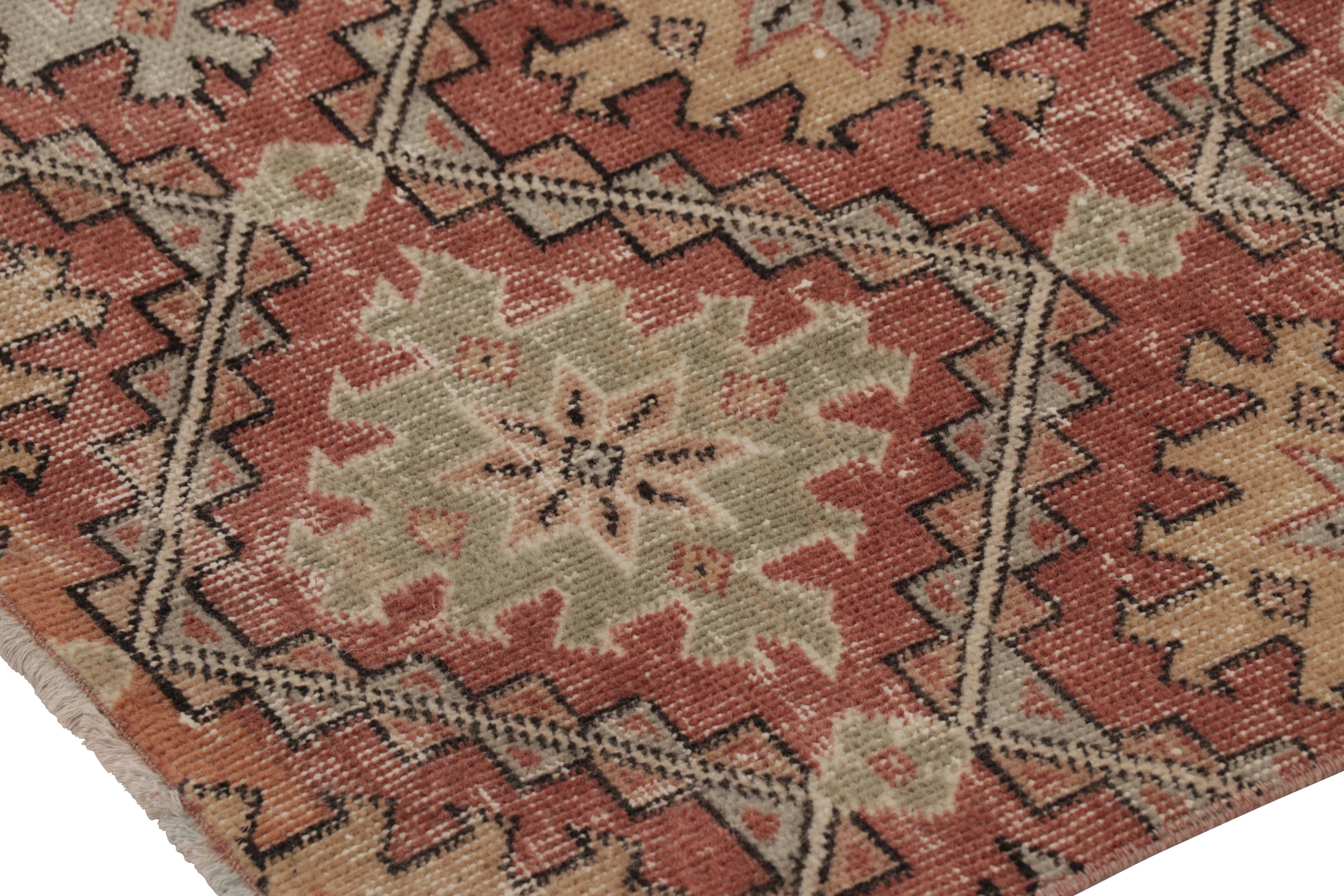 Questo tappeto runner d'epoca è un pezzo turco 3x11, realizzato in lana annodata a mano verso la metà del XX secolo. Si tratta di una nuova ed entusiasmante aggiunta alla nostra collezione di tappeti turchi angosciati.

Sul design:

Gli ammiratori