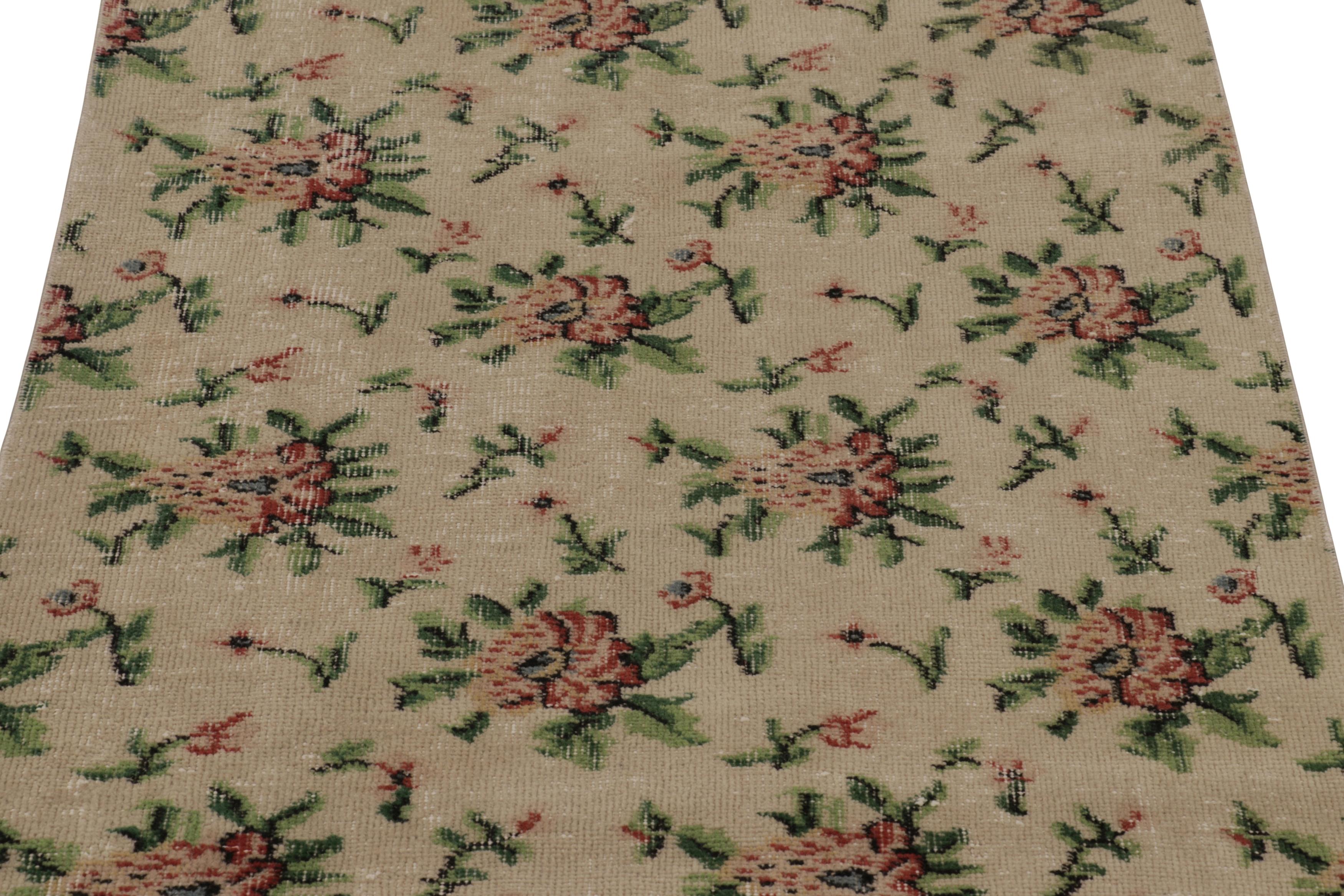 Vintage Distressed Läufer, Beige mit weichem roten Blumenmuster - Rug & Kilim (Türkisch) im Angebot
