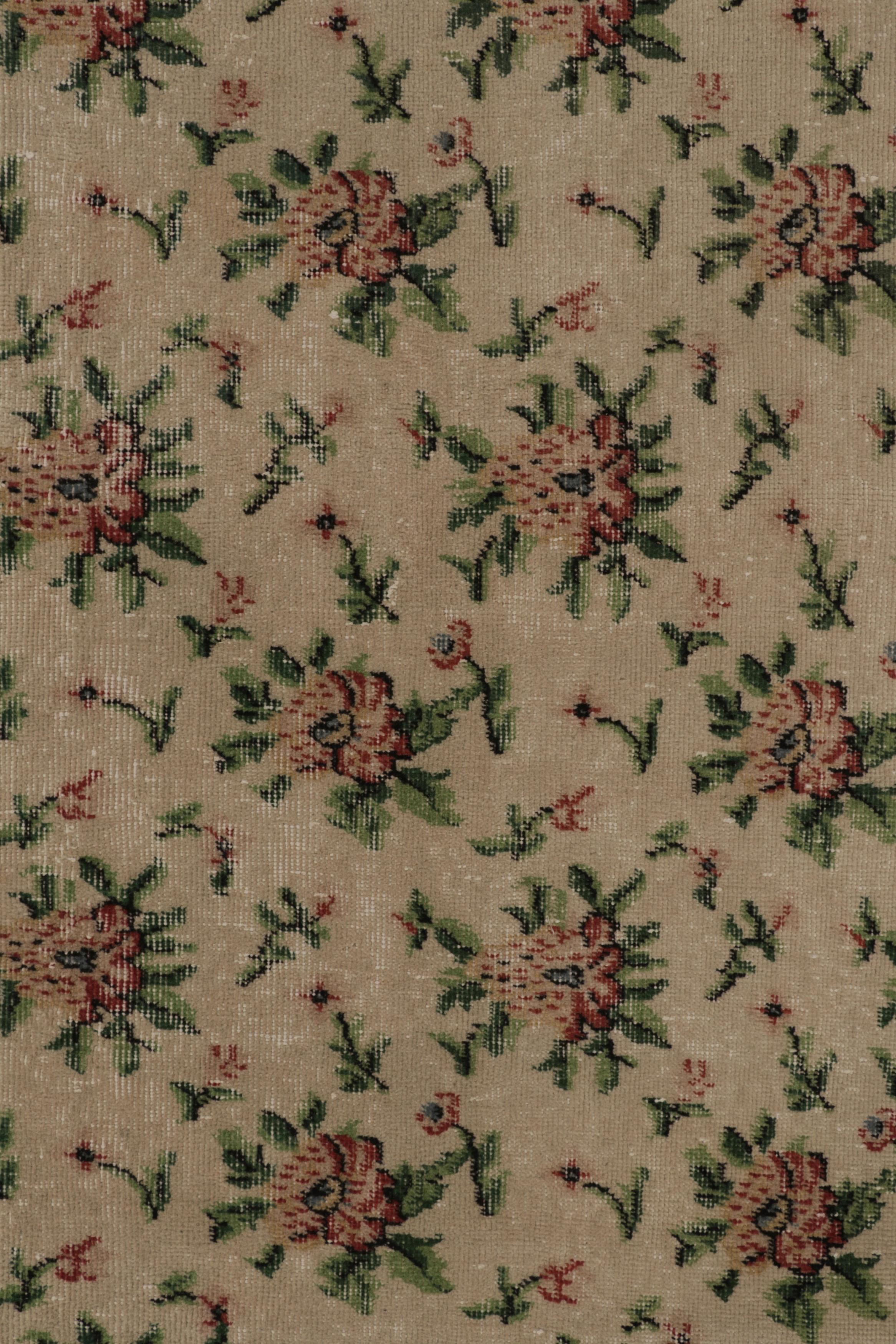 Vintage Distressed Läufer, Beige mit weichem roten Blumenmuster - Rug & Kilim (Handgewebt) im Angebot