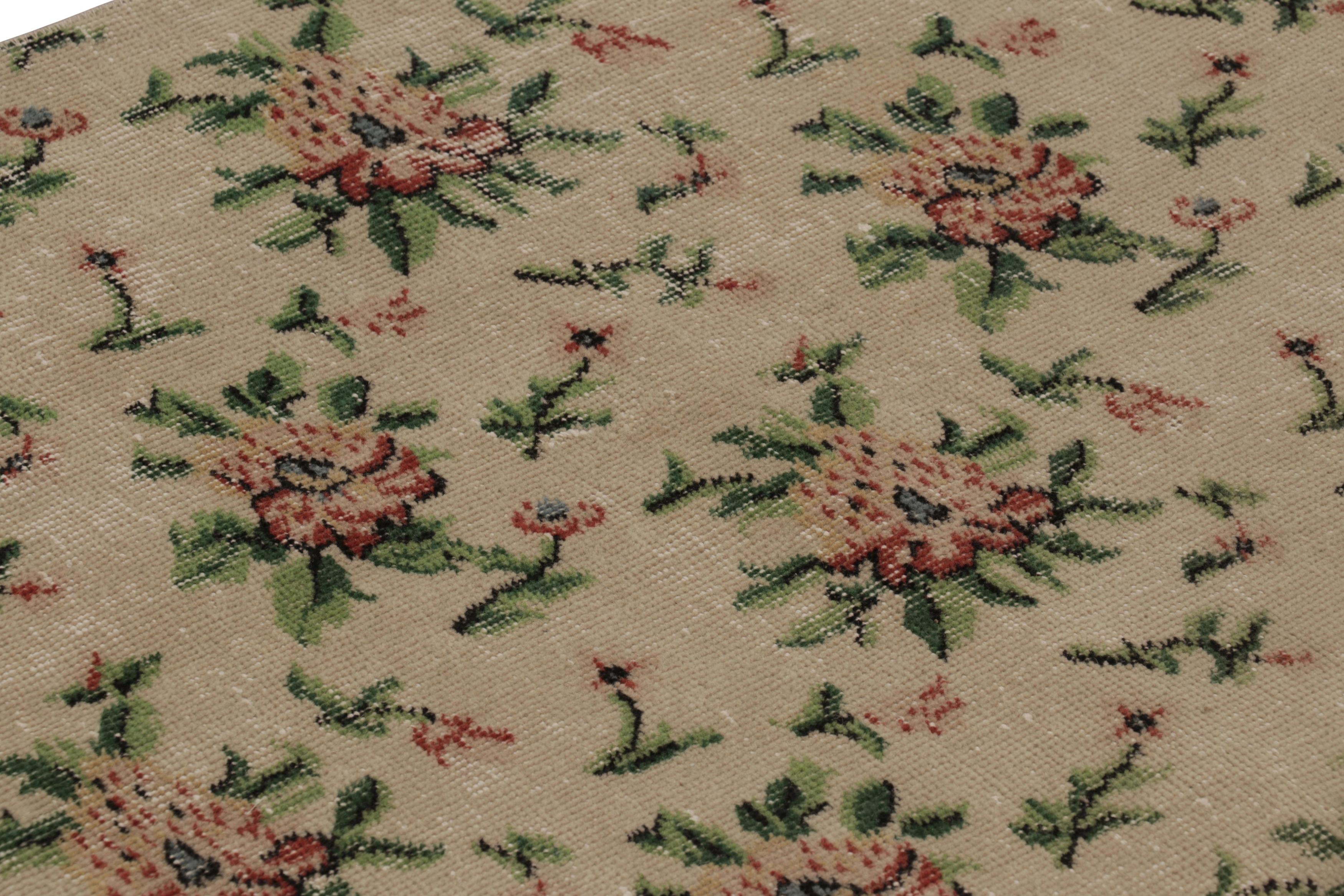 Vintage Distressed Läufer, Beige mit weichem roten Blumenmuster - Rug & Kilim im Zustand „Gut“ im Angebot in Long Island City, NY