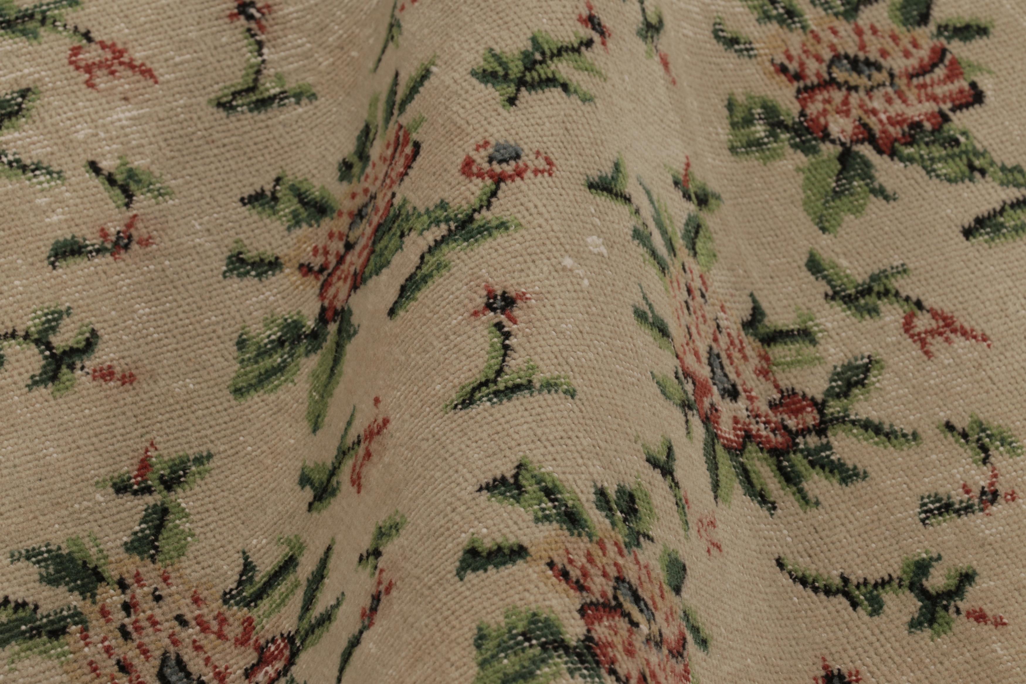 Vintage Distressed Läufer, Beige mit weichem roten Blumenmuster - Rug & Kilim (Mittleres 19. Jahrhundert) im Angebot
