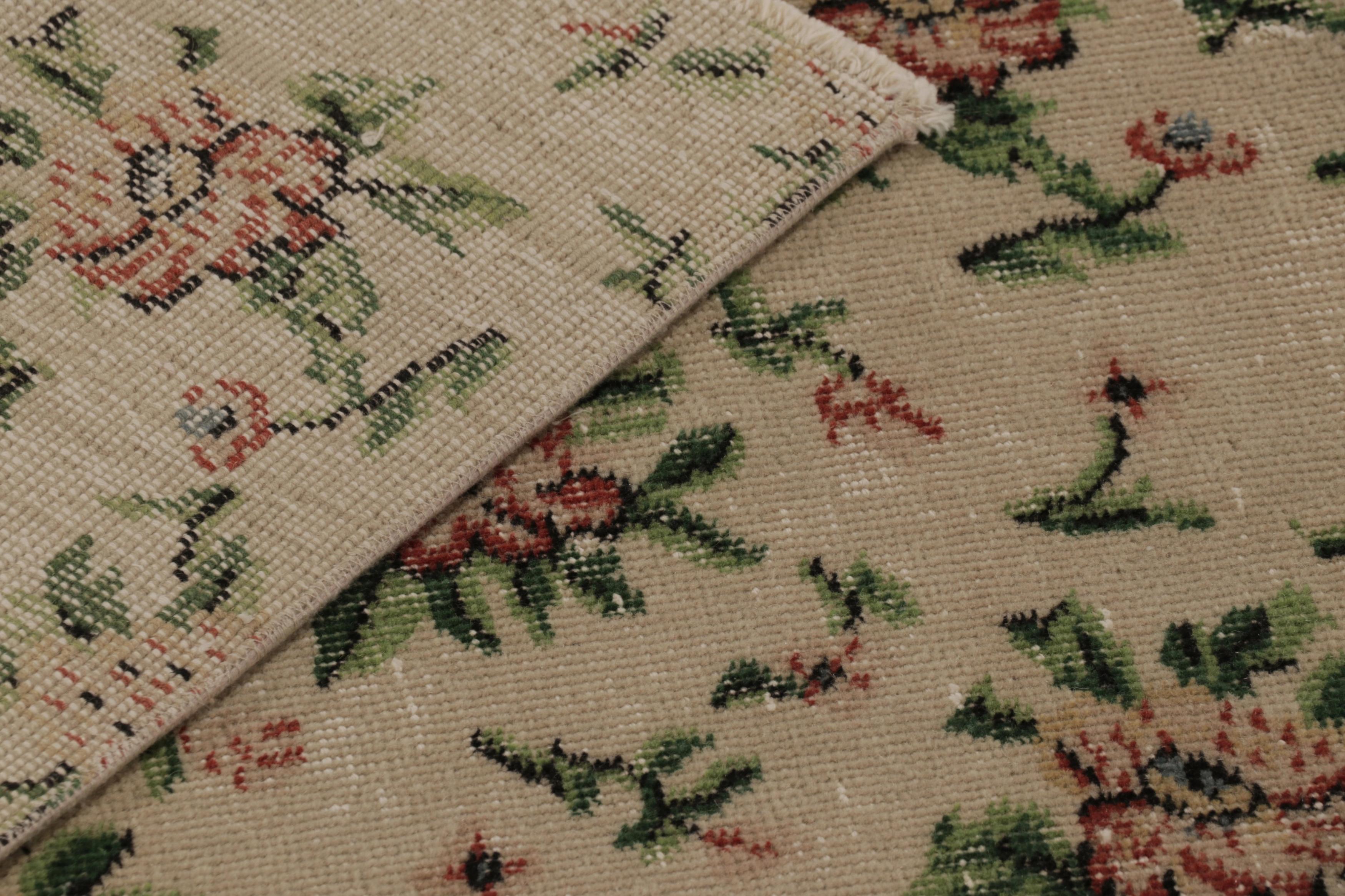 Vintage Distressed Läufer, Beige mit weichem roten Blumenmuster - Rug & Kilim (Wolle) im Angebot